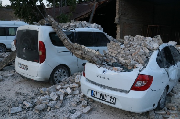 Fabrika duvarÄ± araÃ§larÄ±n Ã¼zerine Ã§Ã¶ktÃ¼