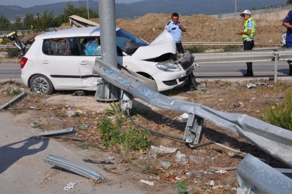 Bariyerlere saplanan araÃ§ta can pazarÄ±