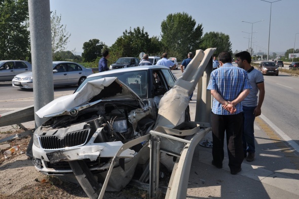 Bariyerlere saplanan araÃ§ta can pazarÄ±