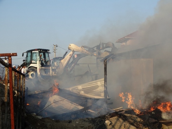 Korkutan yangÄ±n! GÃ¼Ã§lÃ¼kle kontrol altÄ±na alÄ±ndÄ±
