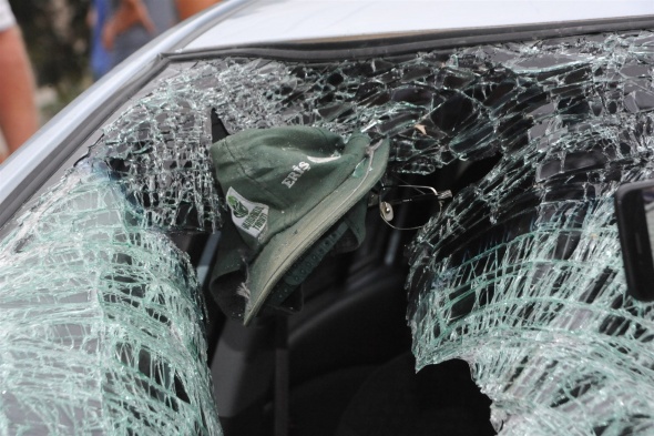 GÃ¶zlÃ¼ÄÃ¼ ve ÅapkasÄ± otomobilin camÄ±na yapÄ±ÅtÄ±