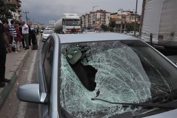 GÃ¶zlÃ¼ÄÃ¼ ve ÅapkasÄ± otomobilin camÄ±na yapÄ±ÅtÄ±