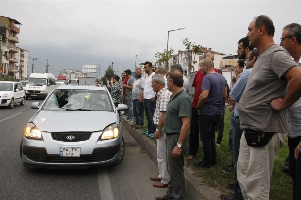 GÃ¶zlÃ¼ÄÃ¼ ve ÅapkasÄ± otomobilin camÄ±na yapÄ±ÅtÄ±