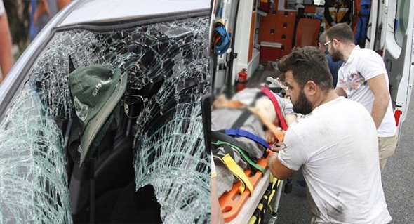 GÃ¶zlÃ¼ÄÃ¼ ve ÅapkasÄ± otomobilin camÄ±na yapÄ±ÅtÄ±