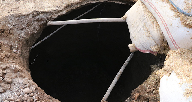 KÃ¶yÃ¼n ortasÄ±nda toprak Ã§Ã¶ktÃ¼, dev Ã§ukur oluÅtu