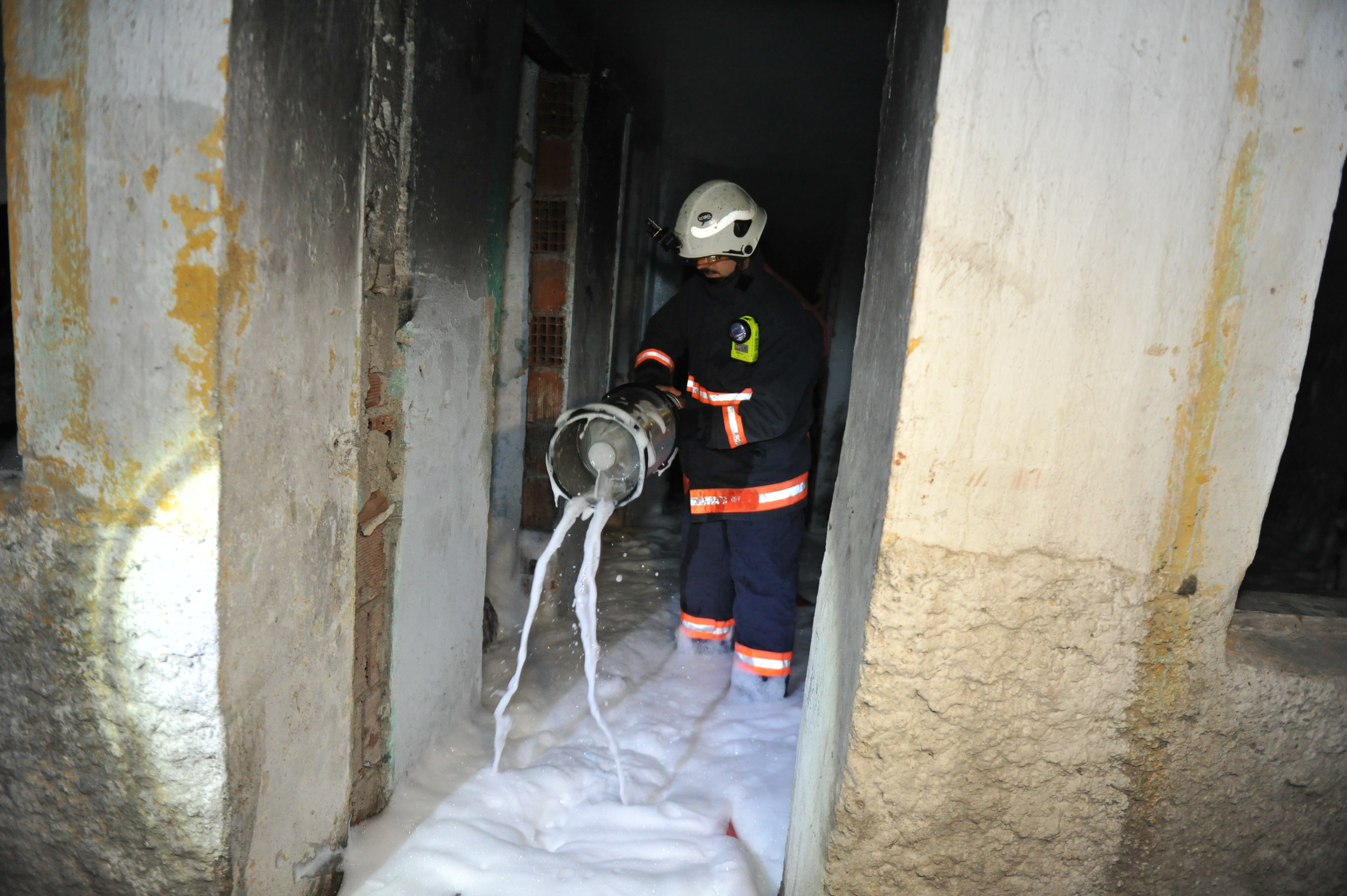 Metruk binada çıkan yangın korkuttu