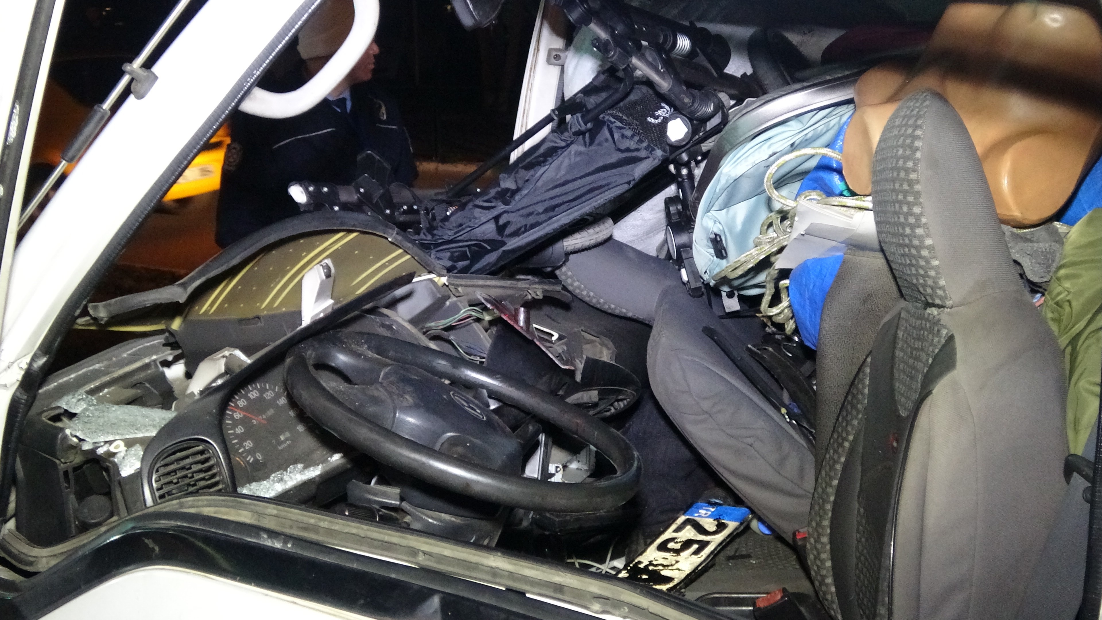 Feci kaza: Sürücü direksiyonda sıkıştı