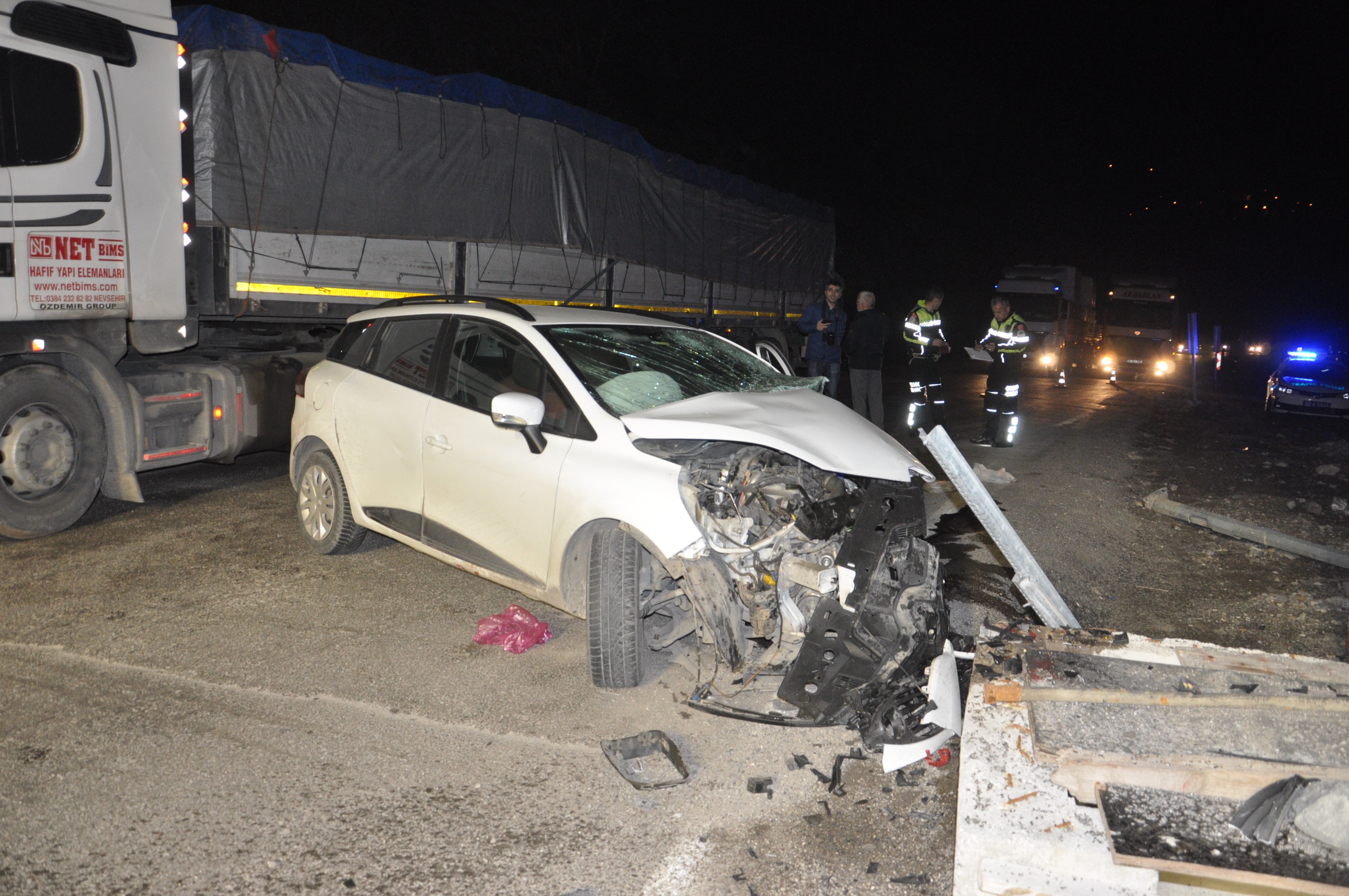 Tünel girişinde feci kaza: 2'si ağır 4 yaralı