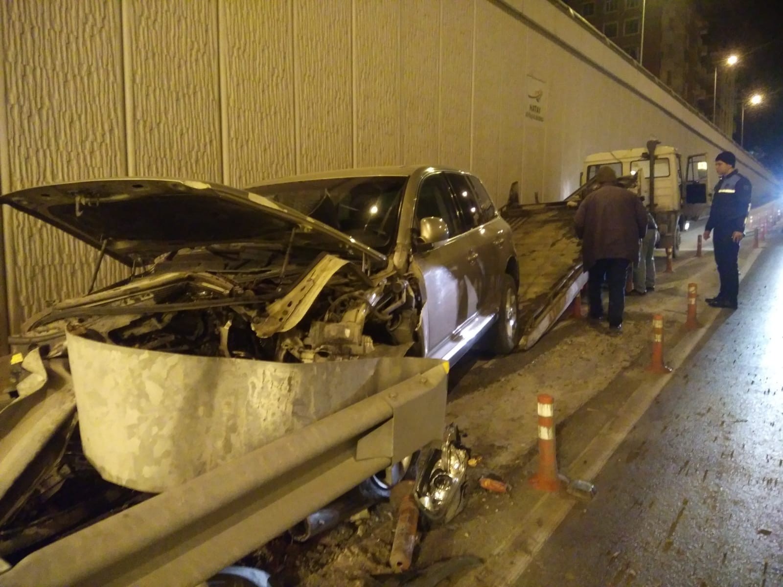 Alkollü sürücü bariyerlere daldı: 2 yaralı