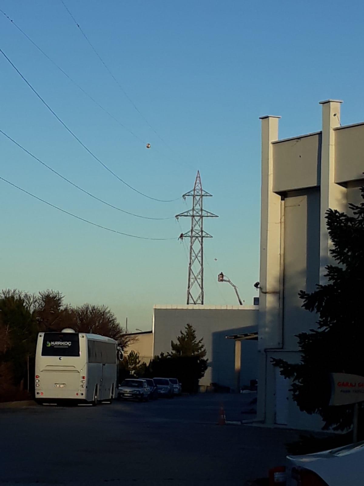 Yüksek gerilim hattı direğine çıkan genç, yürekleri ağza getirdi