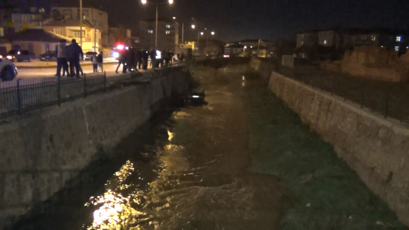 Otomobiliyle dereye düşen sürücü, boğulmaktan son anda kurtarıldı