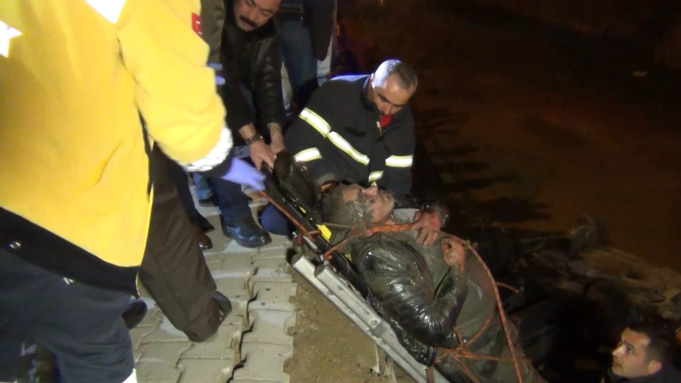 Otomobiliyle dereye düşen sürücü, boğulmaktan son anda kurtarıldı
