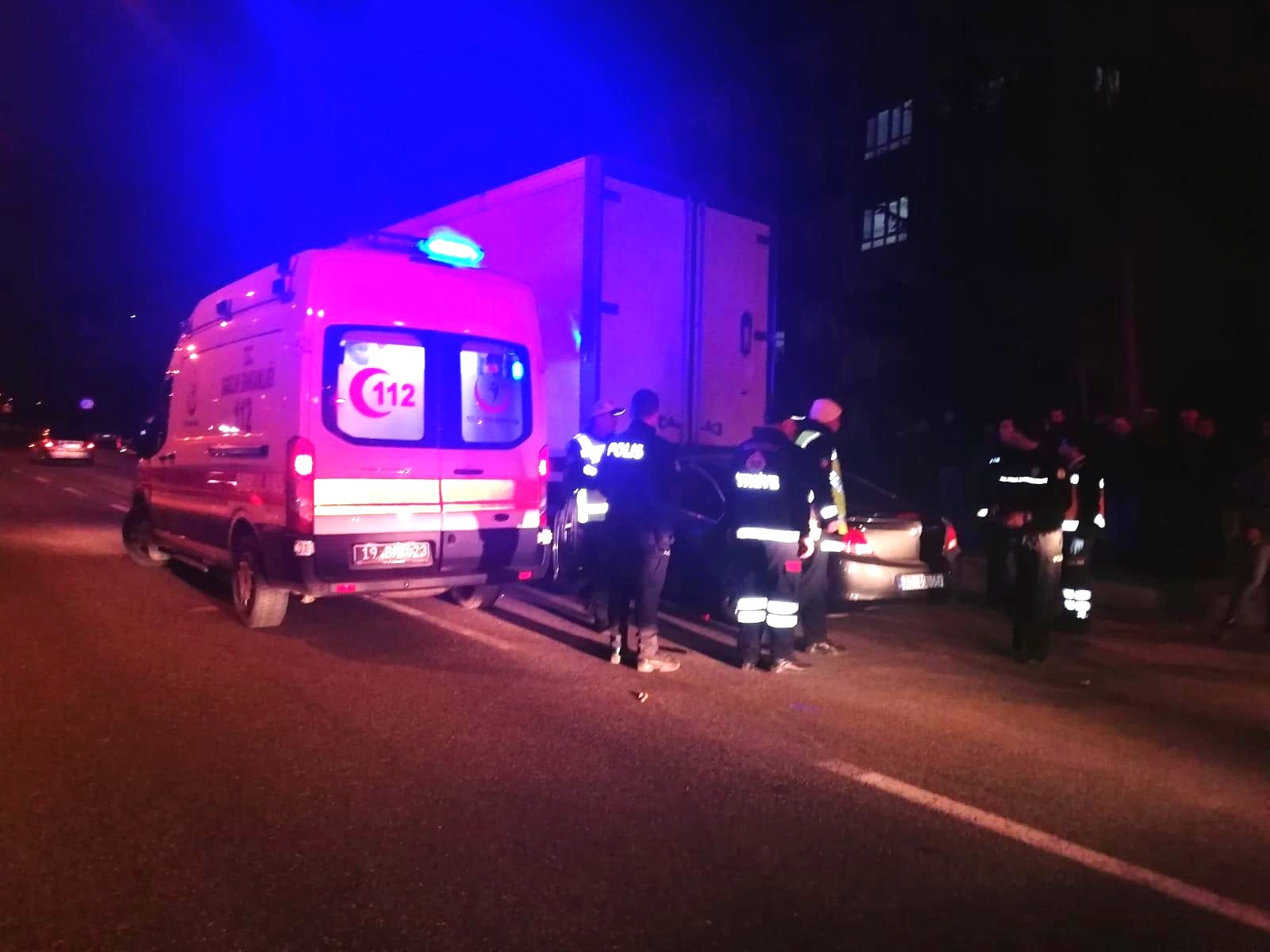 Otomobil TIR'a ok gibi saplandı : 2'si ağır 4 yaralı