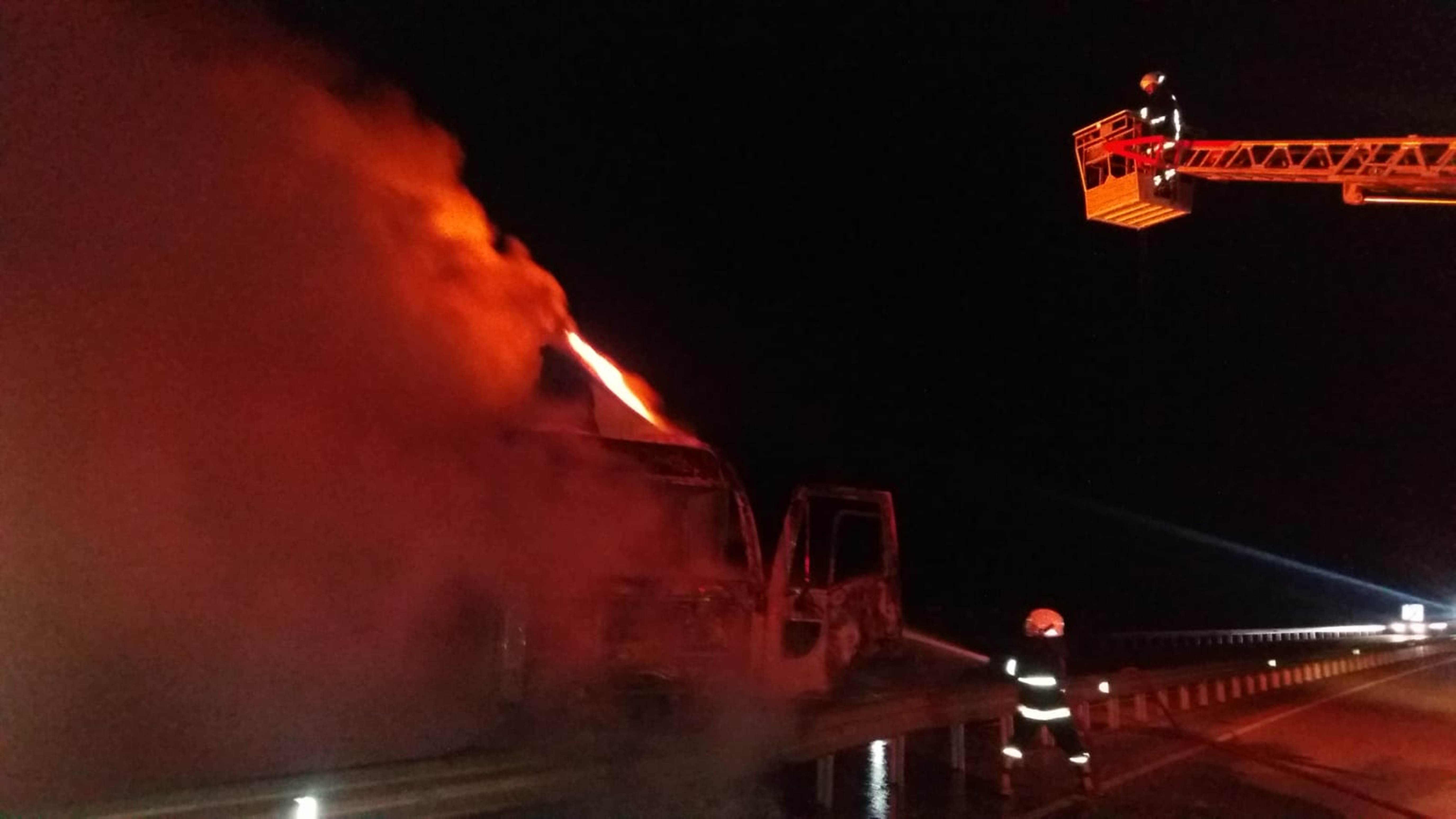Mersin’de yanarak demir yığınına dönen TIR’dan şoför ucuz kurtuldu