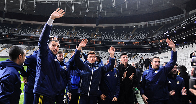 Fenerbahçeli futbolcular ikinci kez tribünleri selamladı