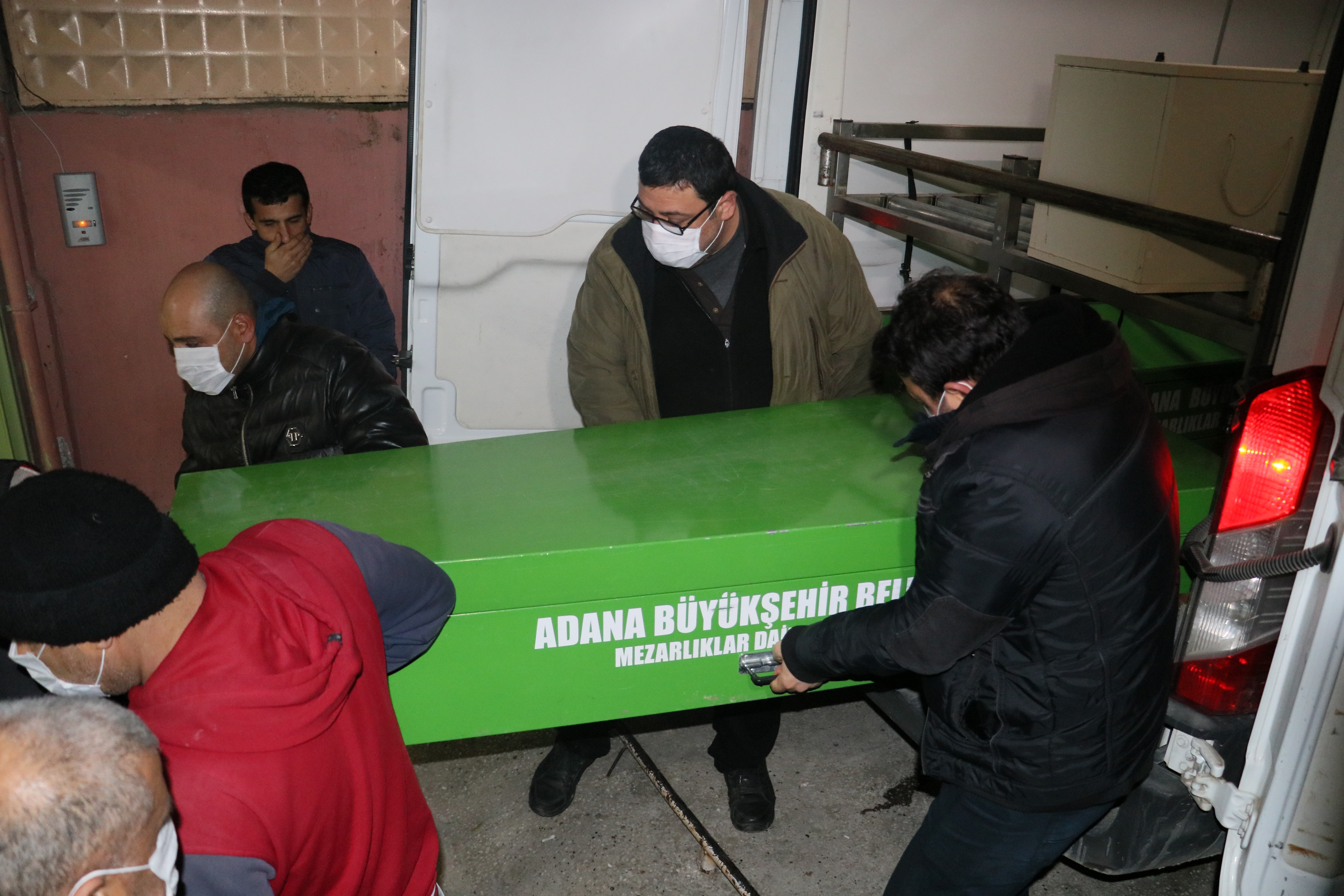 Zehirlenerek ölen 5 kişinin cesetleri adli tıpa getirildi