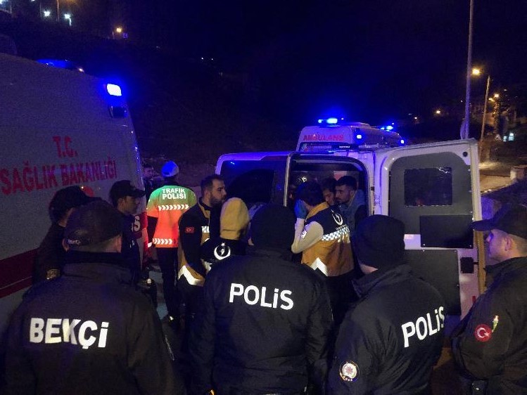 Ankara'da 'dur' ihtarına uymayan ehliyetsiz sürücü takla attı: 5 yaralı
