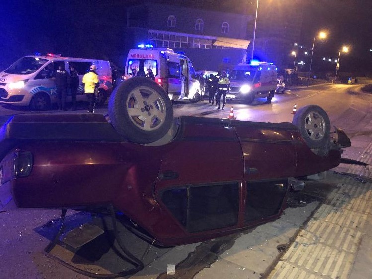 Ankara'da 'dur' ihtarına uymayan ehliyetsiz sürücü takla attı: 5 yaralı