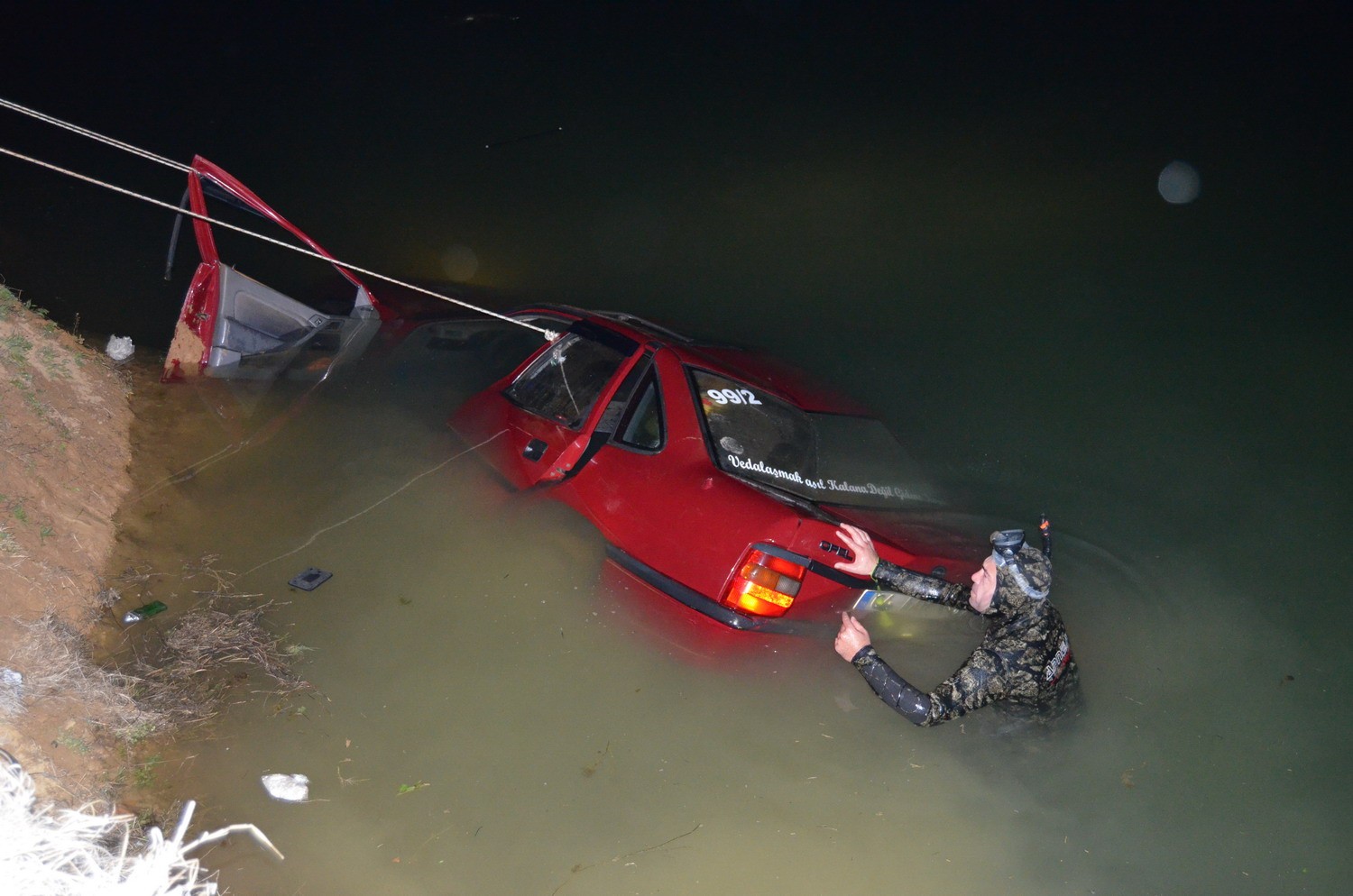 Uşak’ta 5 genç otomobille gölete uçtu