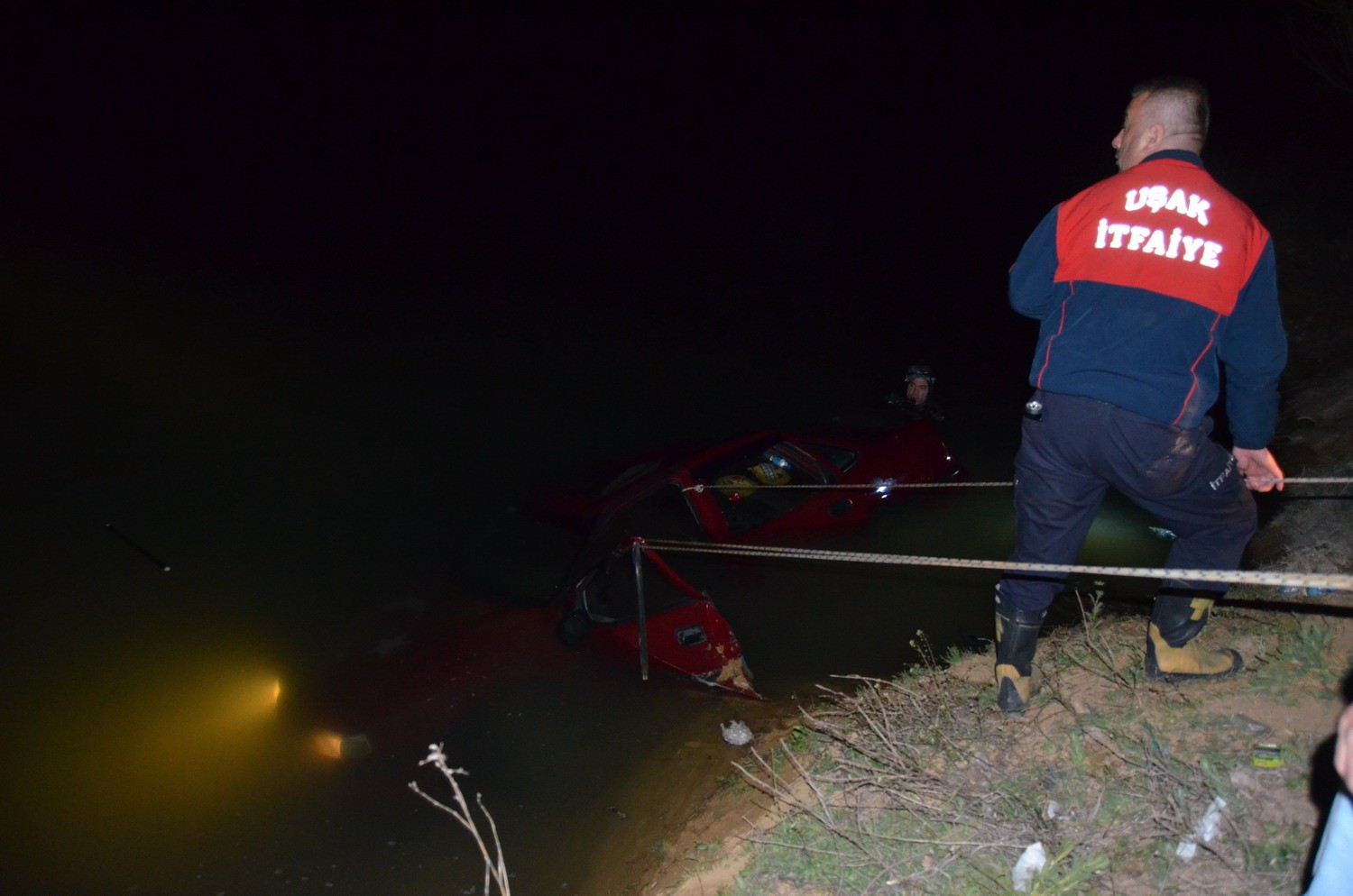 Uşak’ta 5 genç otomobille gölete uçtu