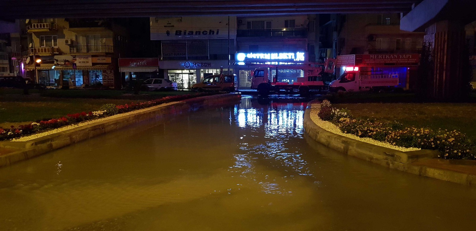 Kuşadası'nda rögarlar tıkandı, ortaya şelale şeklinde ilginç görüntüler çıktı