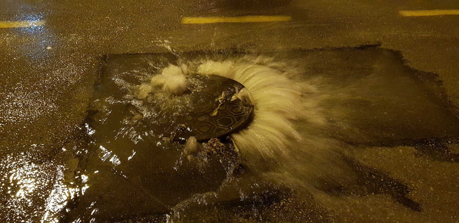 Kuşadası'nda rögarlar tıkandı, ortaya şelale şeklinde ilginç görüntüler çıktı