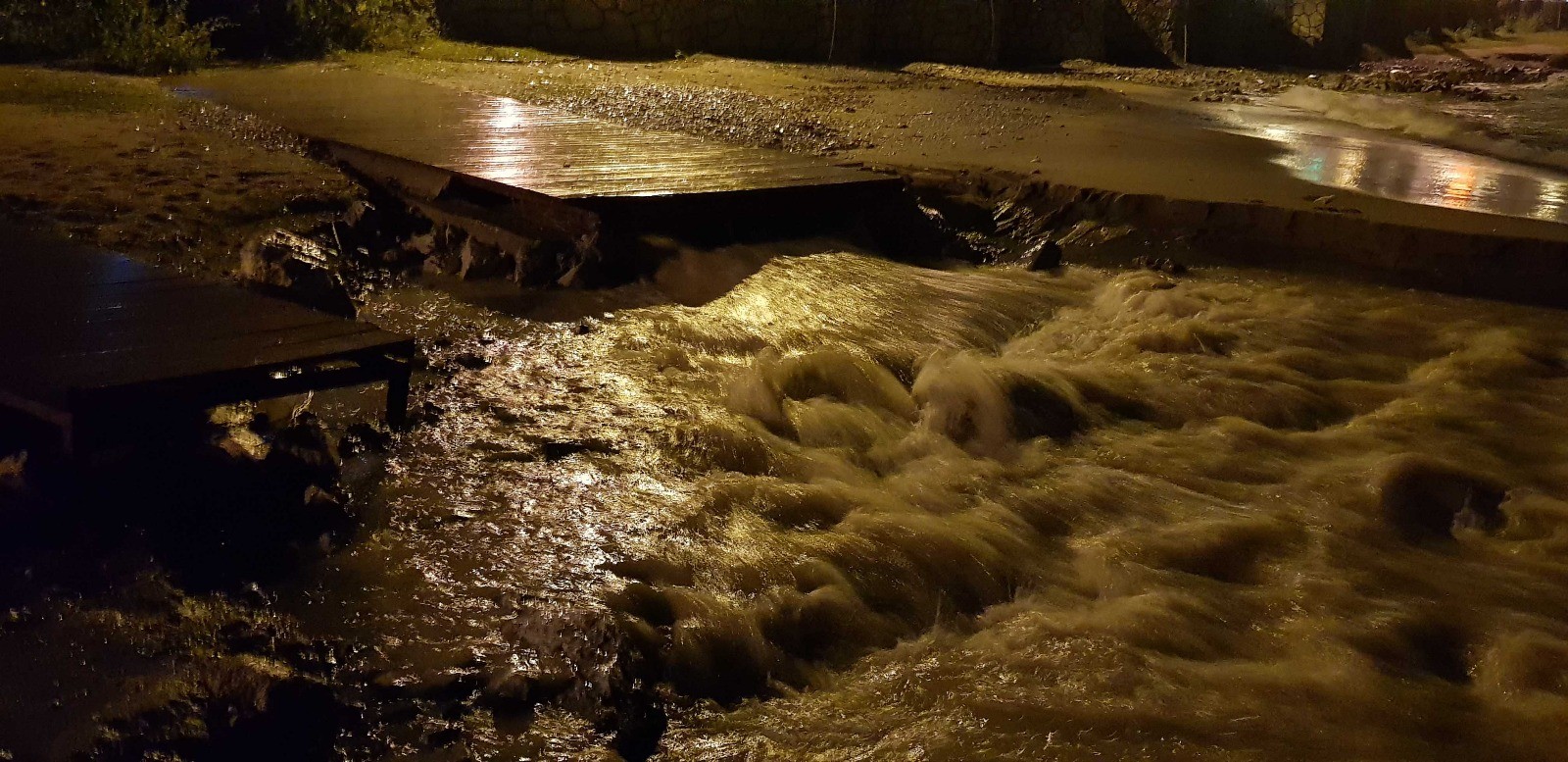 Kuşadası'nda rögarlar tıkandı, ortaya şelale şeklinde ilginç görüntüler çıktı