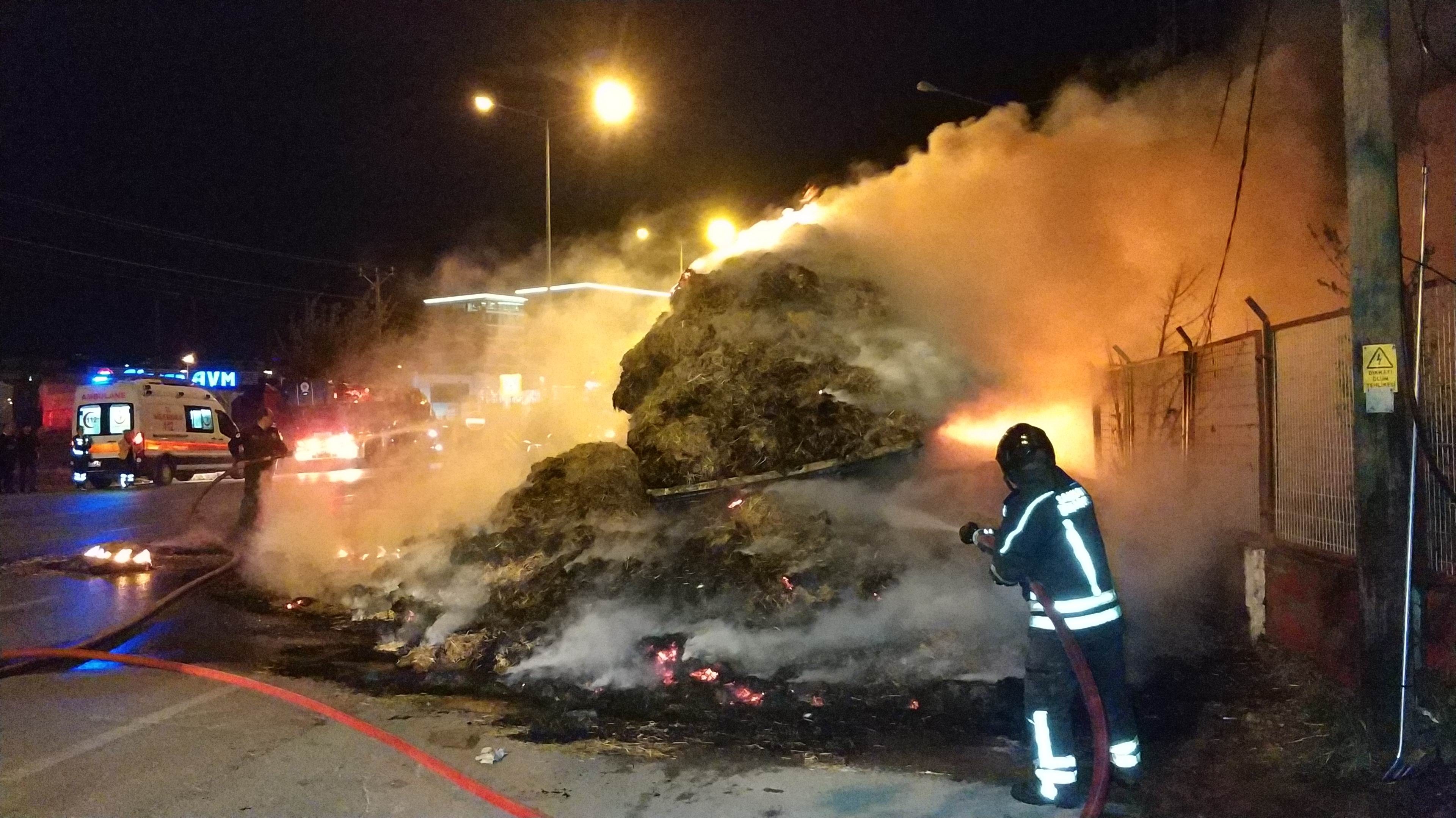 Saman yüklü kamyonu alev alev yandı