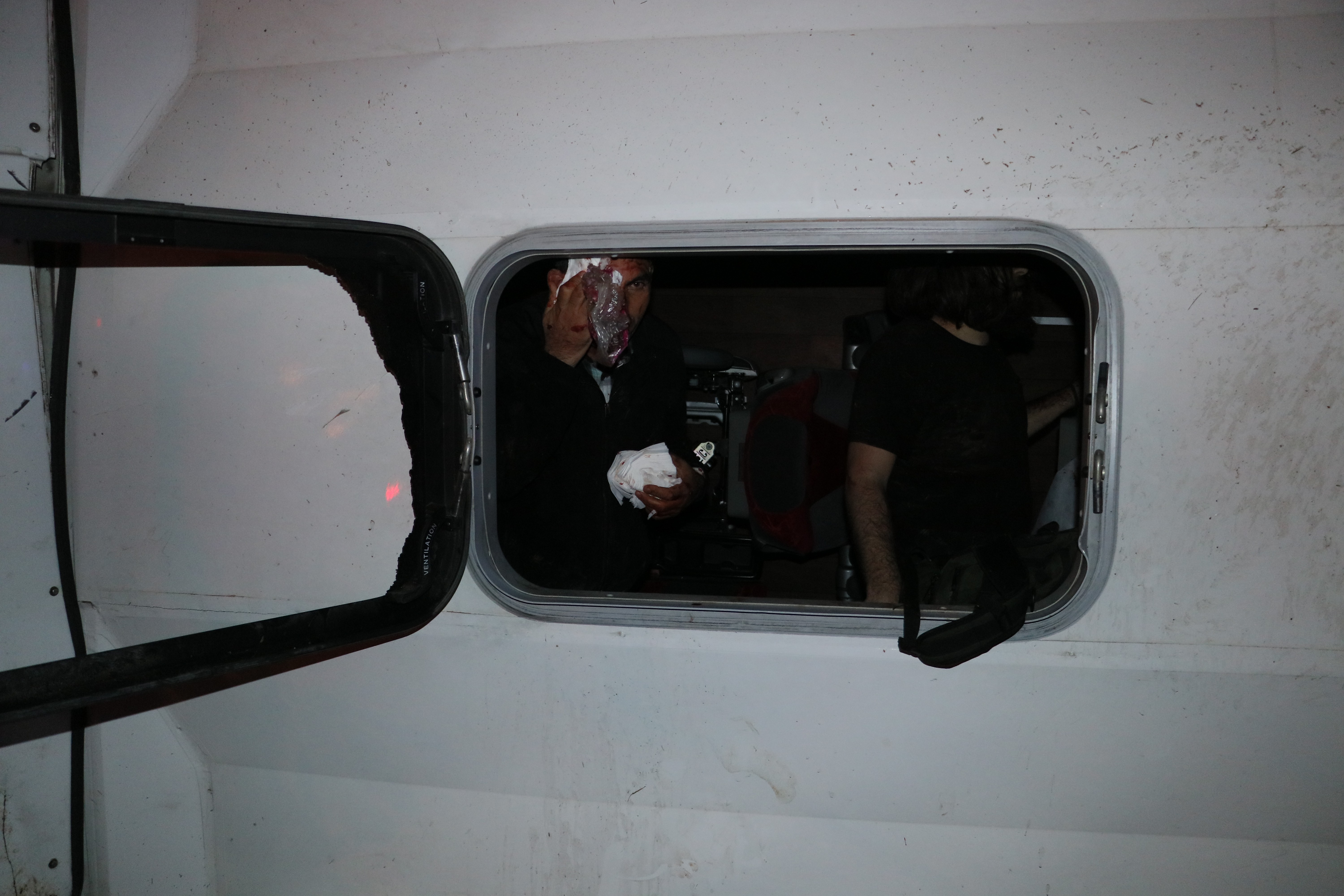 Adana’da yolcu otobüsü devrildi: 2 ölü 23 yaralı