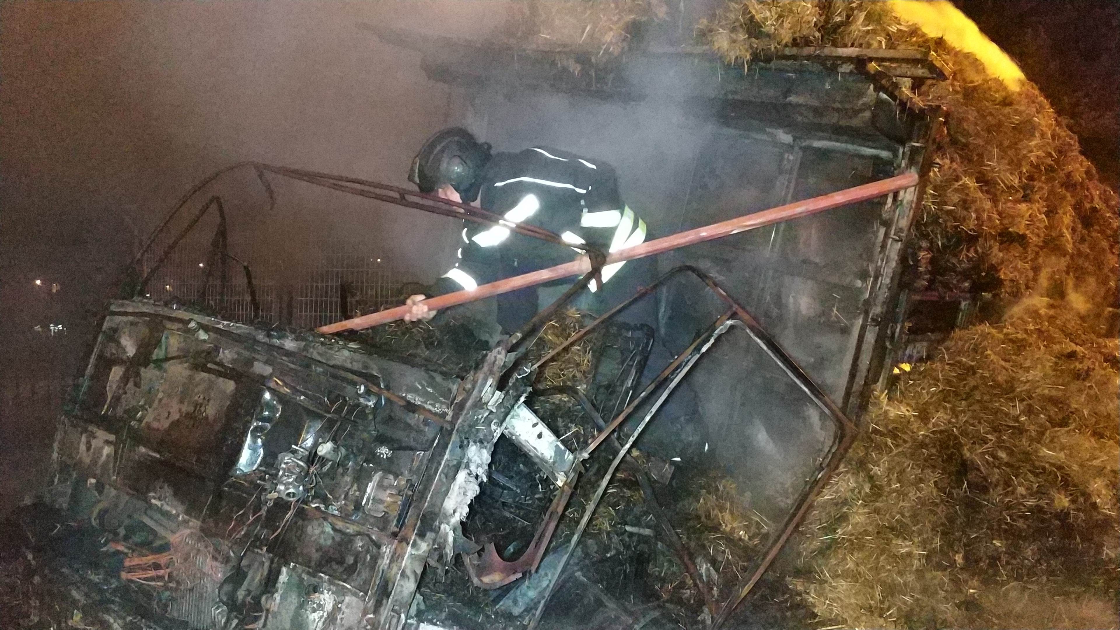 Saman yüklü kamyonu alev alev yandı