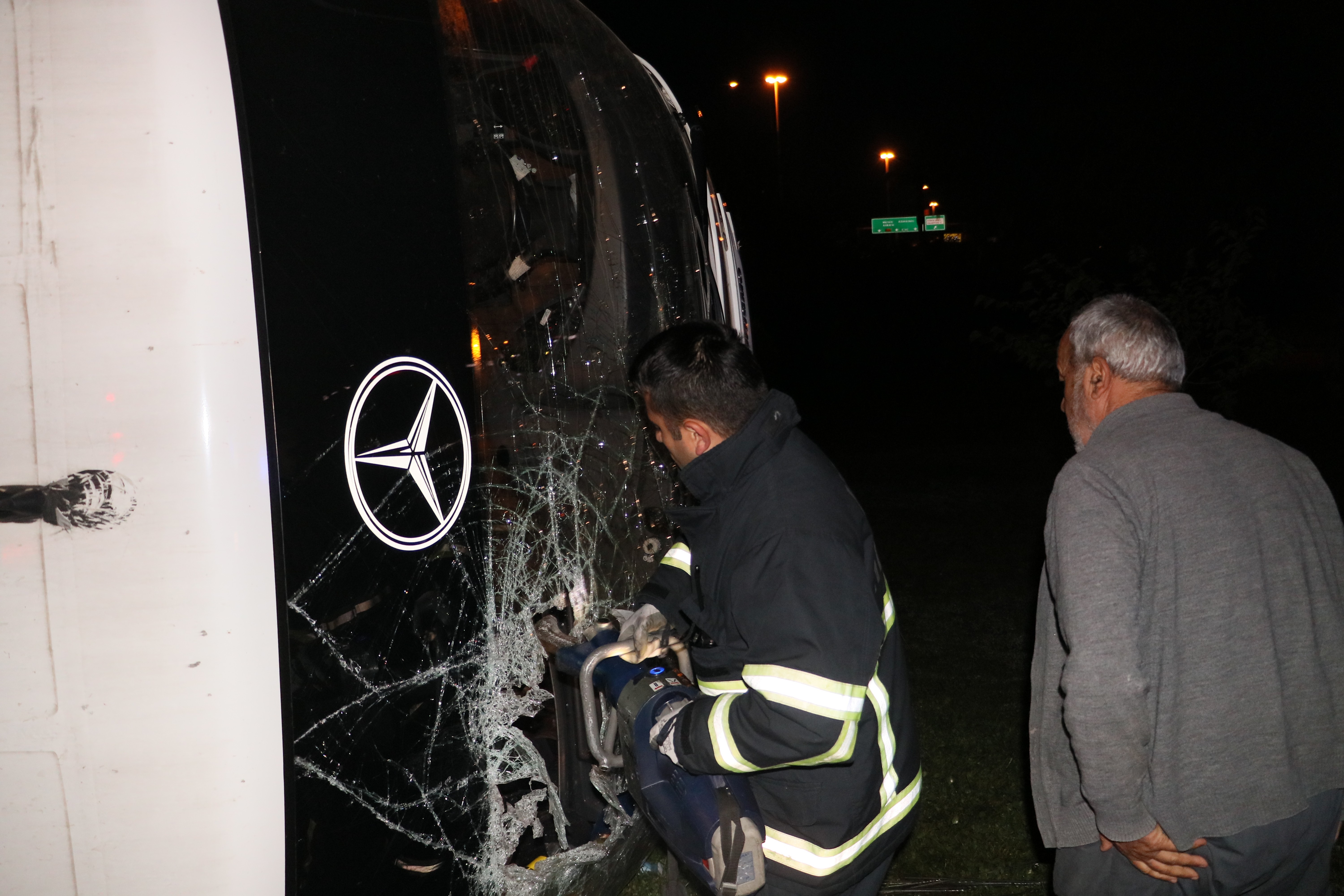 Adana’da yolcu otobüsü devrildi: 2 ölü 23 yaralı