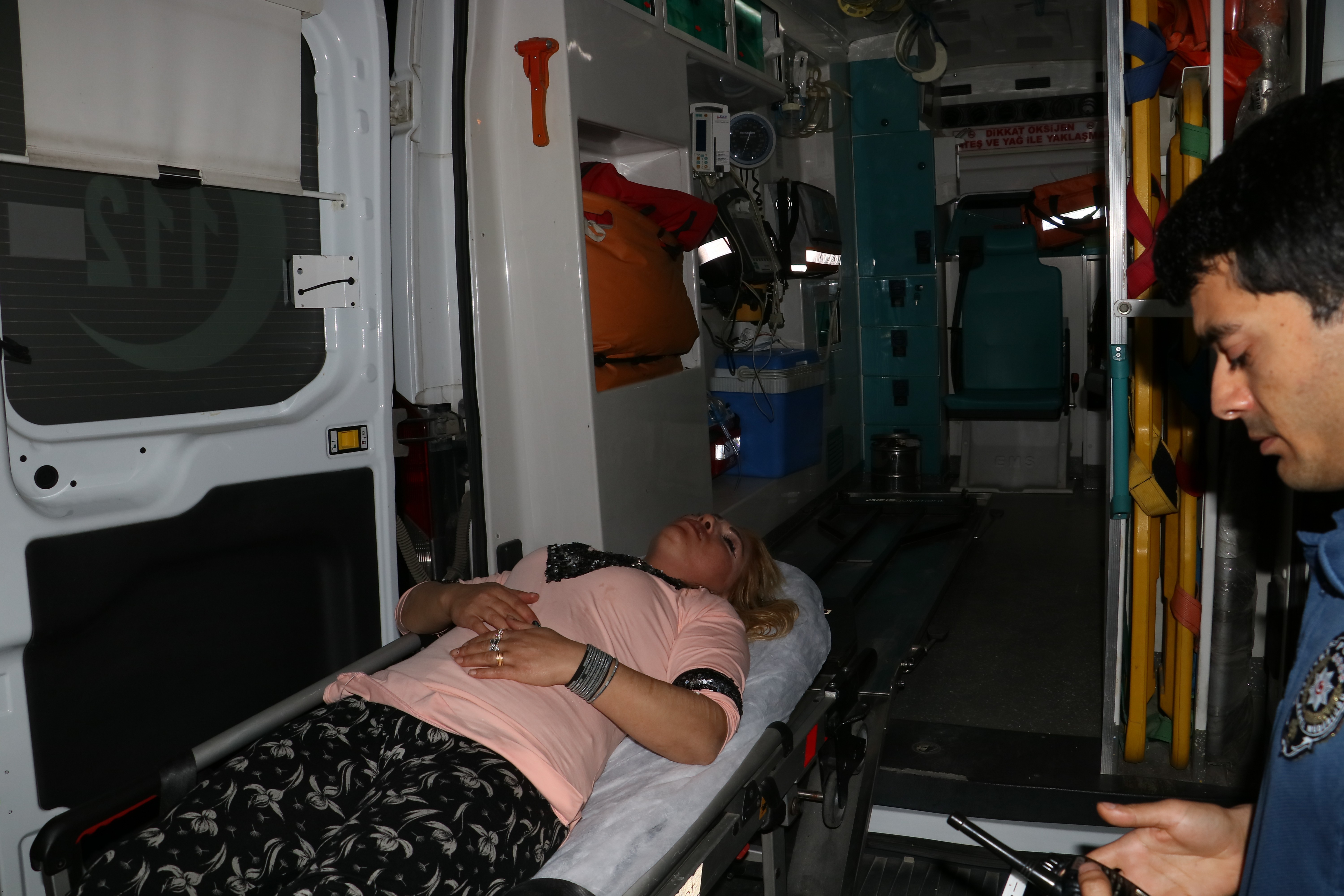 Kimliği belirlenemeyen saldırgan sokak ortasında 2 kadını yaraladı