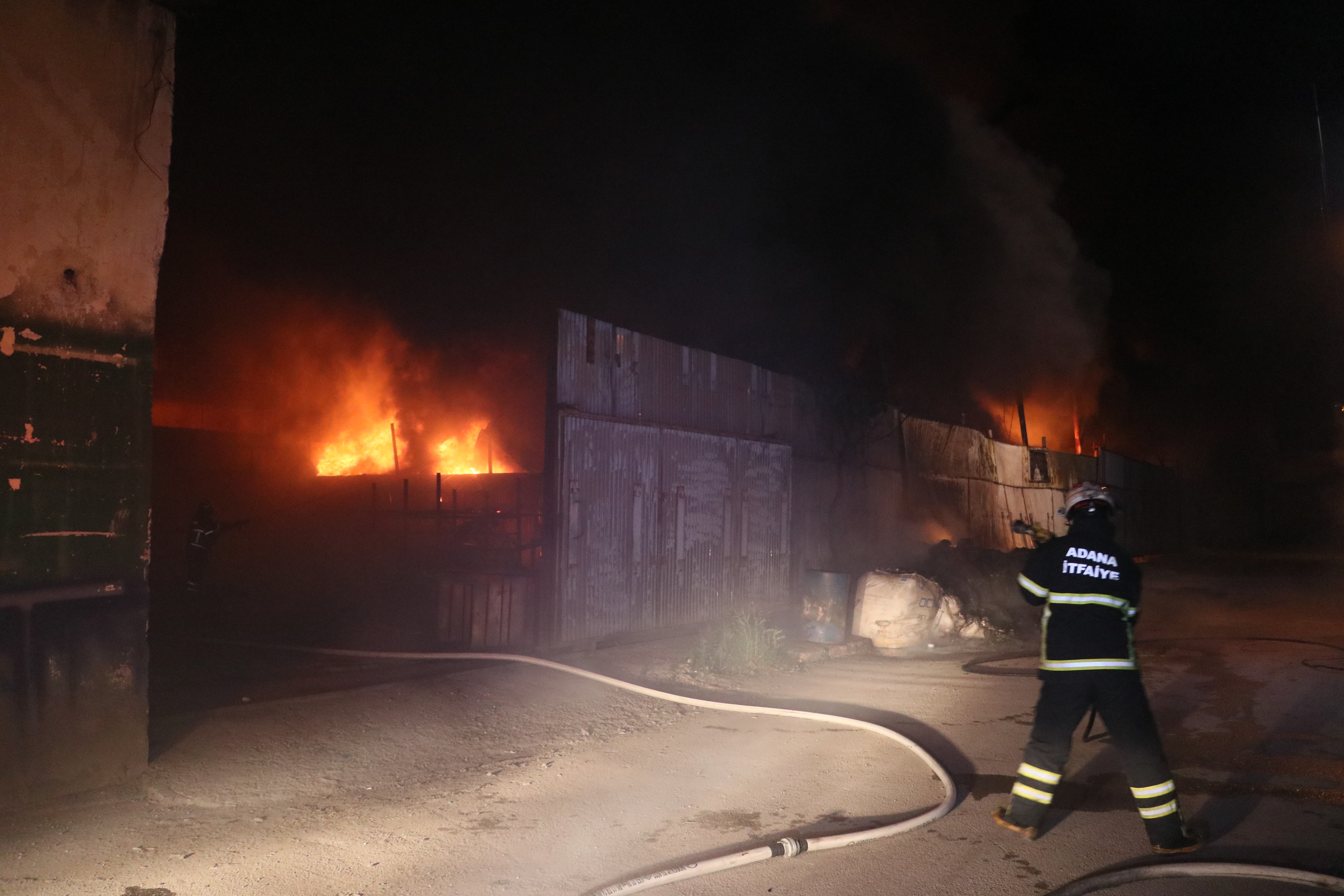 Adana’da geri dönüşüm fabrikası alev alev yandı