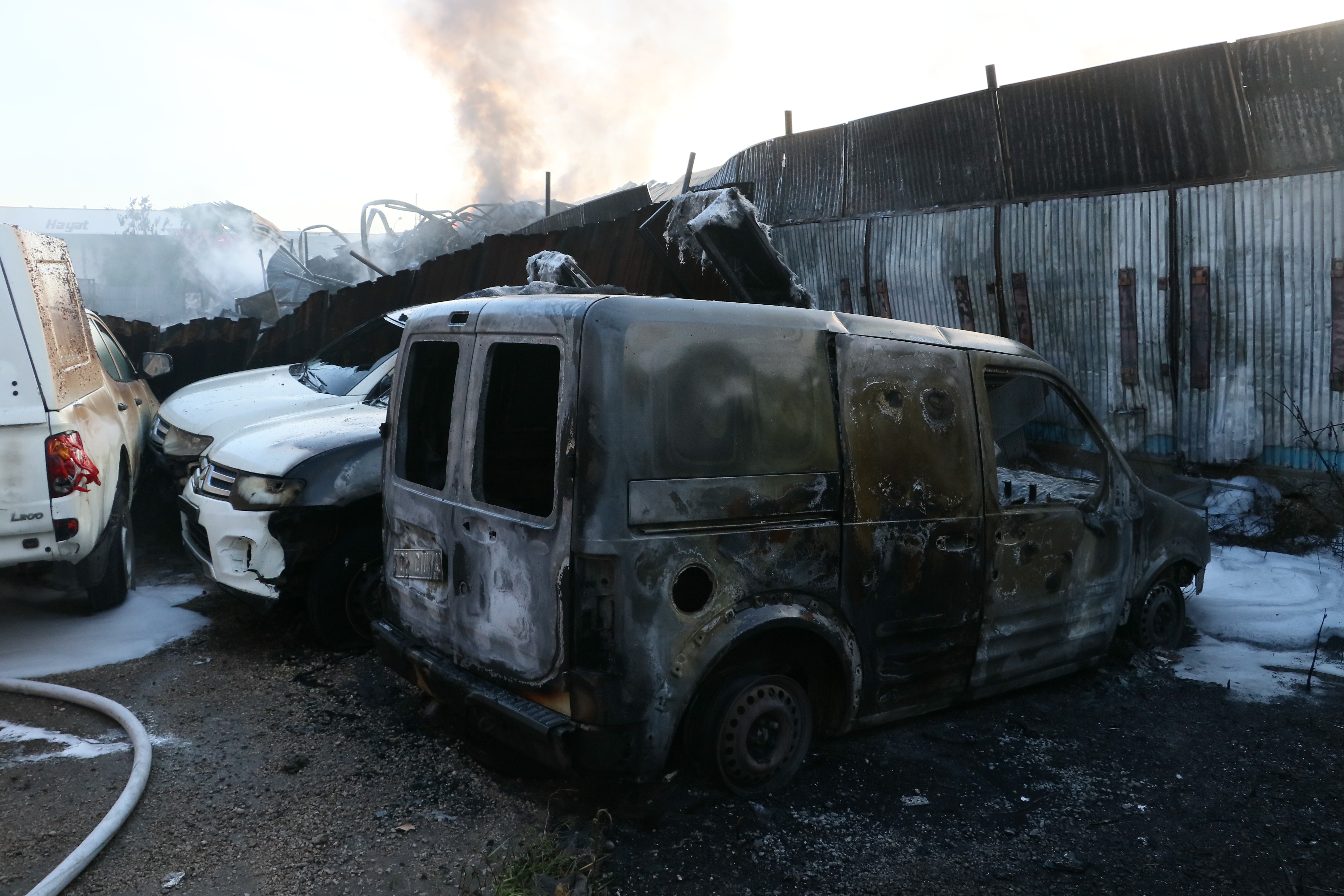 Adana’da geri dönüşüm fabrikası alev alev yandı