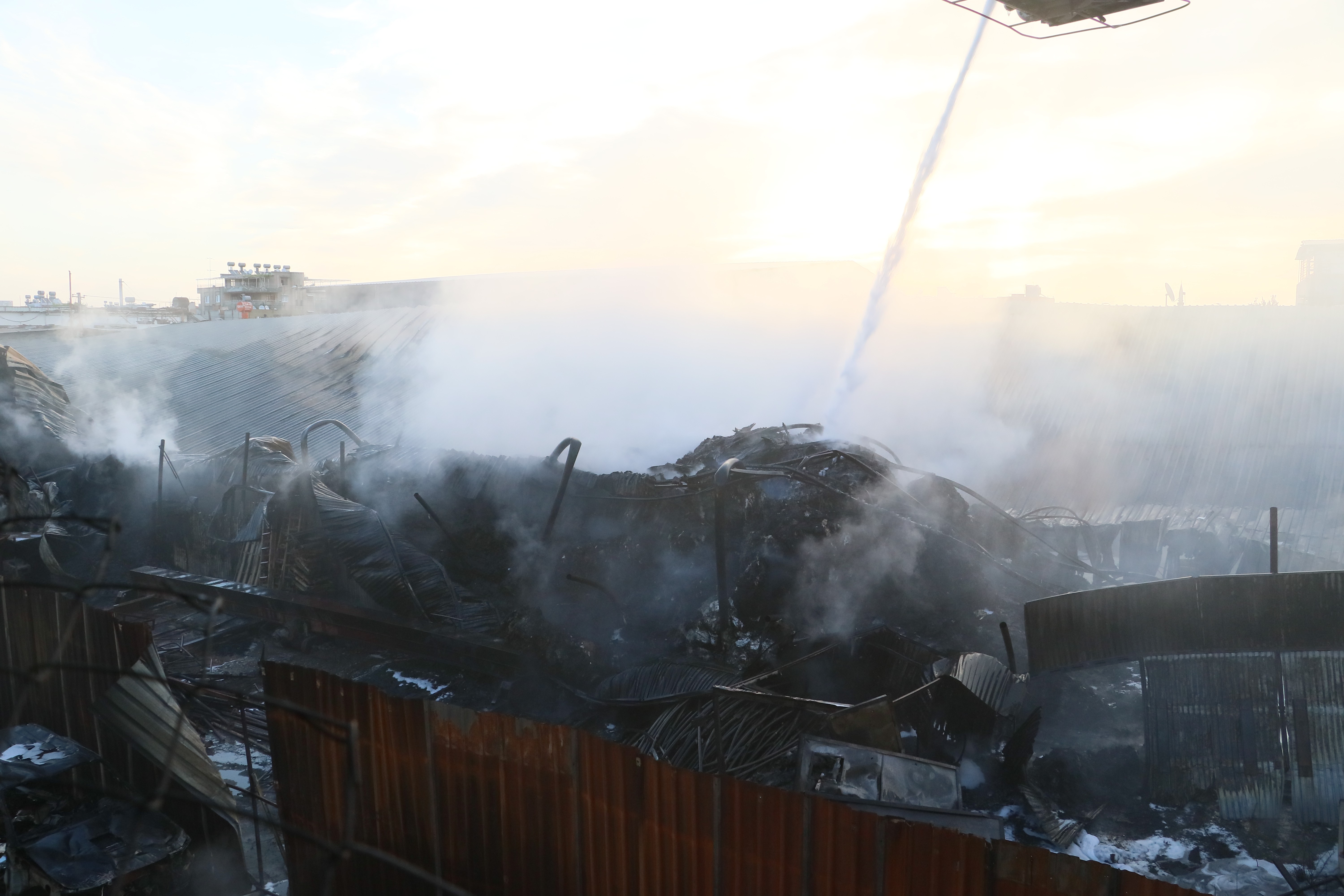 Adana’da geri dönüşüm fabrikası alev alev yandı