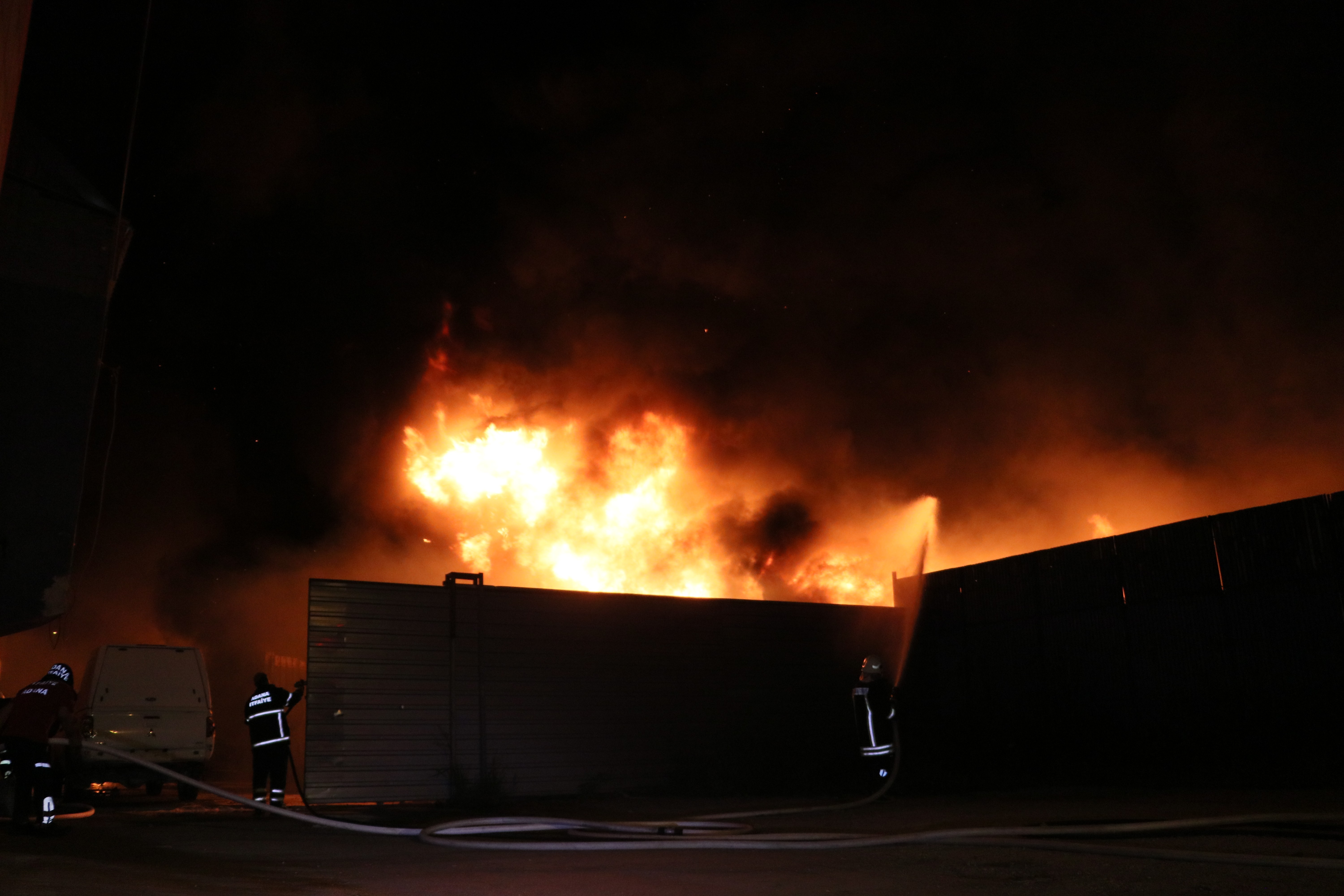 Adana’da geri dönüşüm fabrikası alev alev yandı