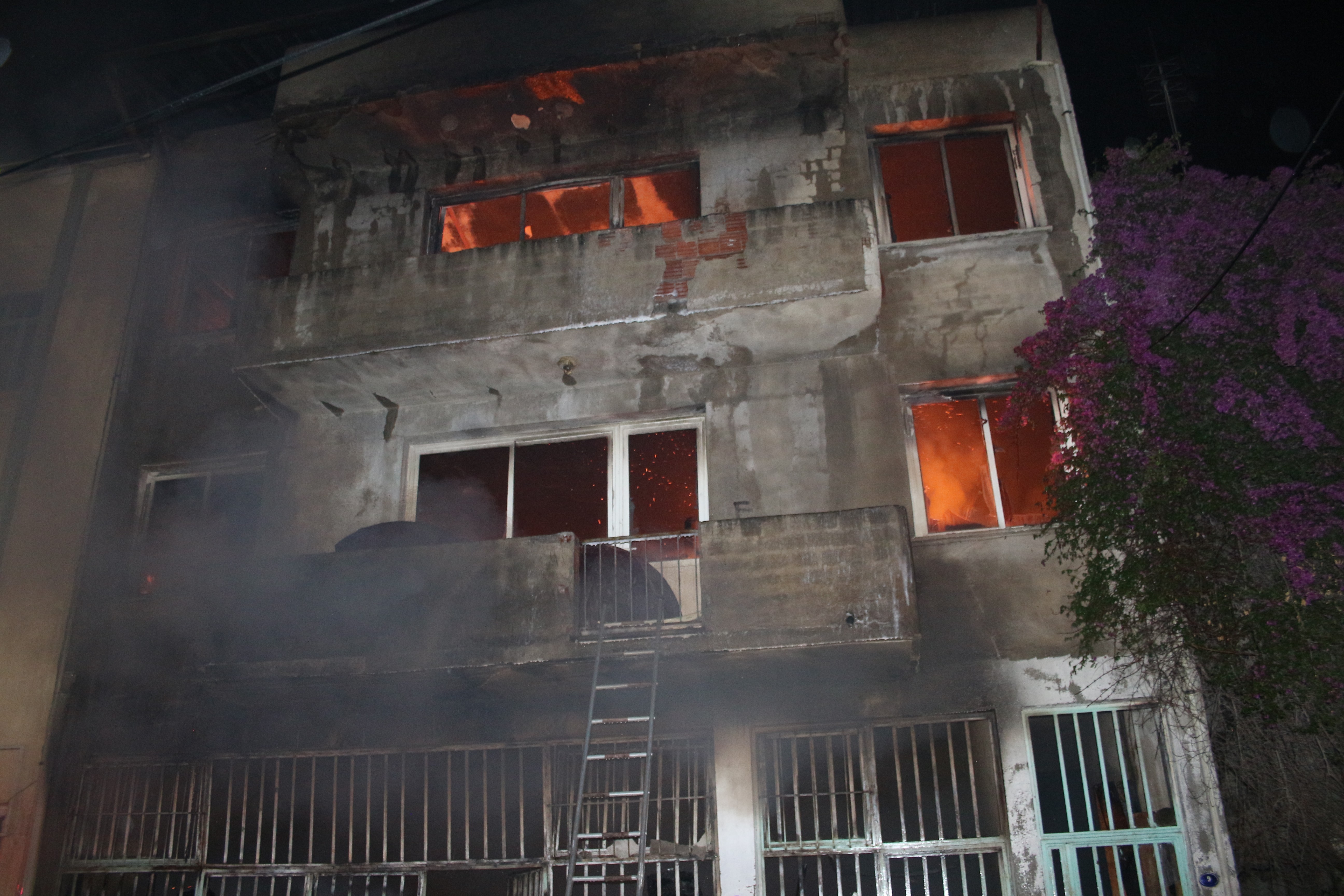 İzmir'de mobilya atölyesinde yangın