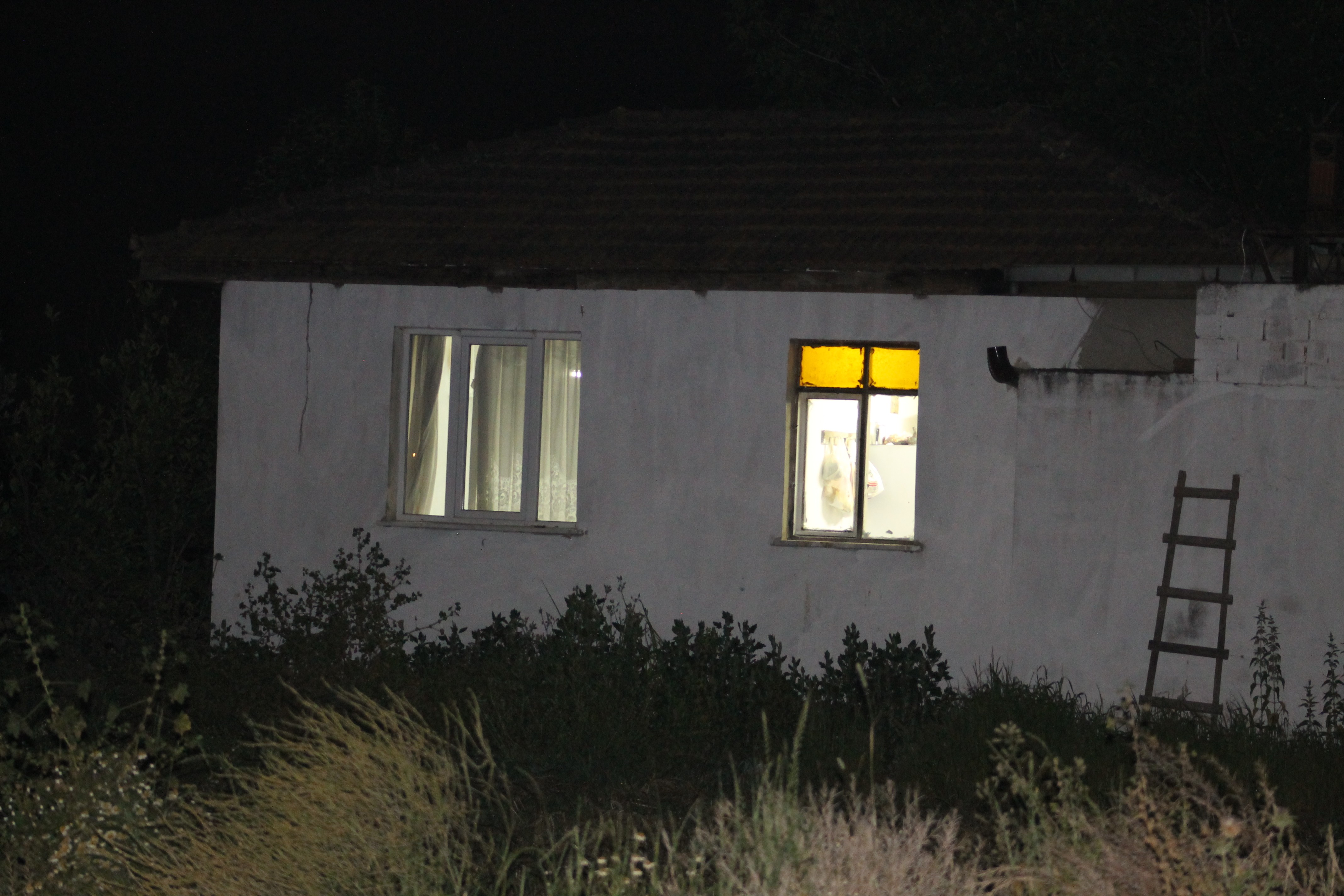 İzmir'de cinnet getiren bir kişi dehşet saçtı: 2 ölü 1 ağır yaralı