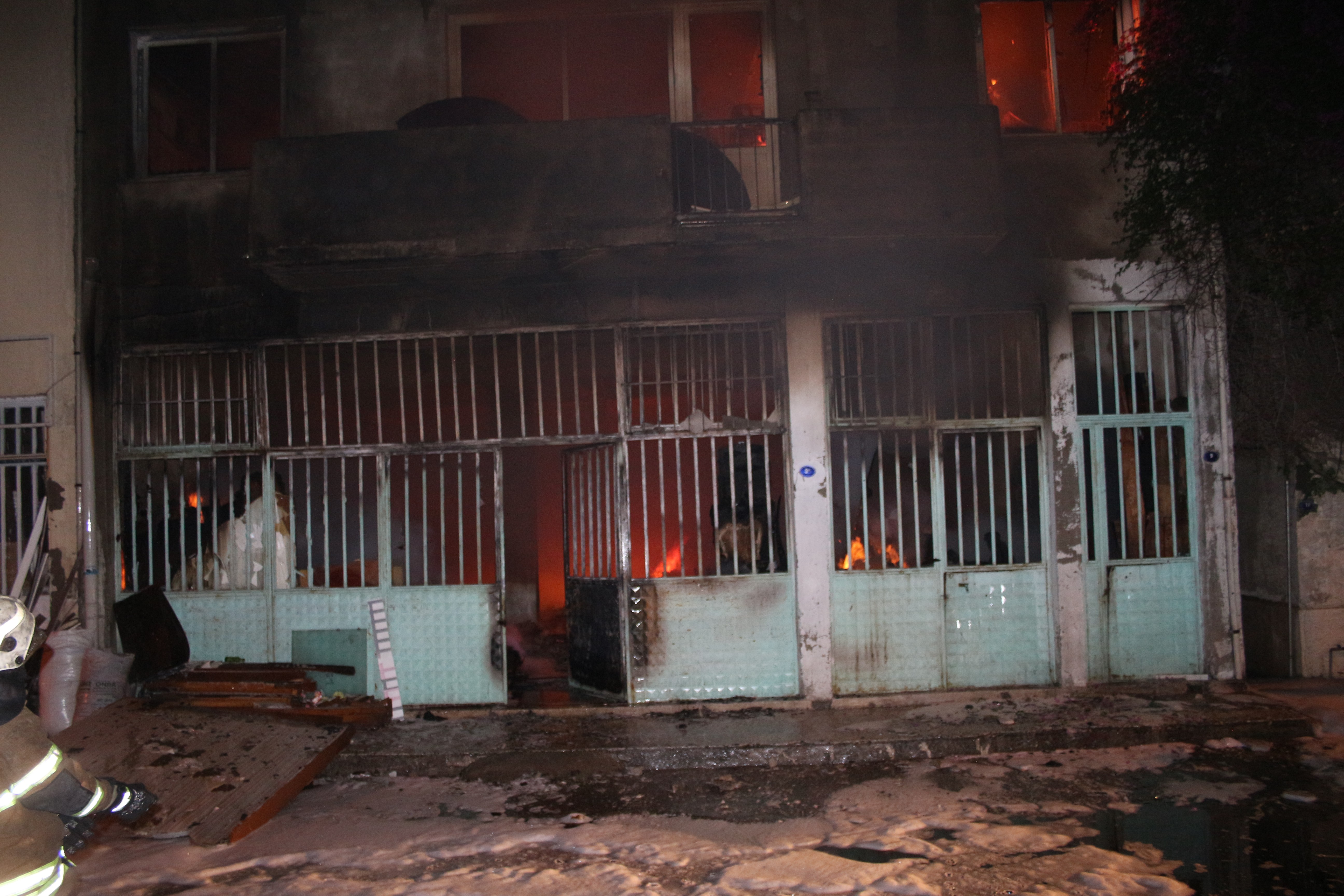 İzmir'de mobilya atölyesinde yangın