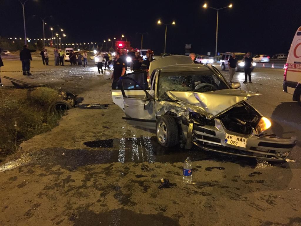 İki otomobil kafa kafaya çarpıştı 7 kişi yaralandı