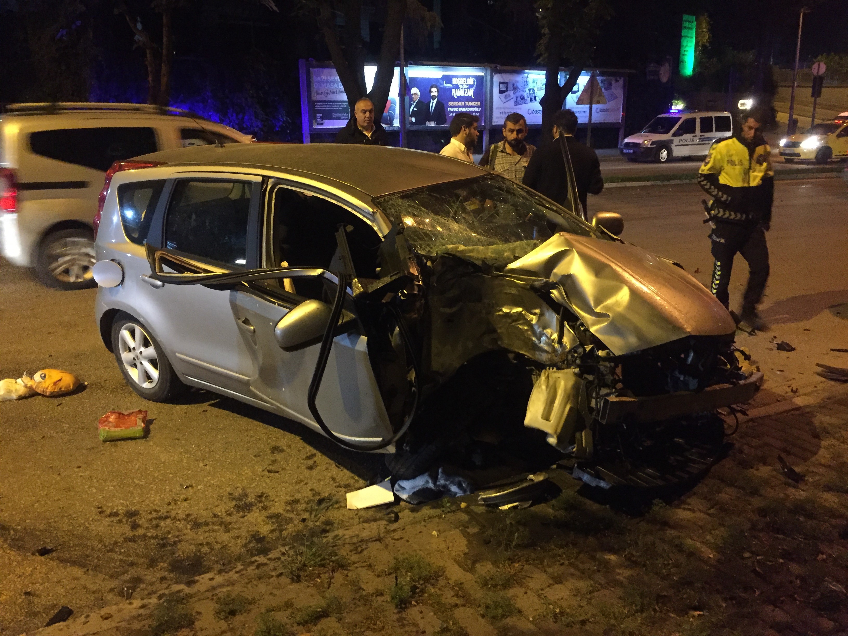 Bursa'da feci kaza: Ön camdan fırlayan sürücü ağır yaralı