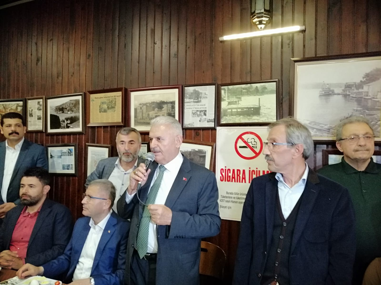 Binali Yıldırım sahurda vatandaşlarla bir araya geldi