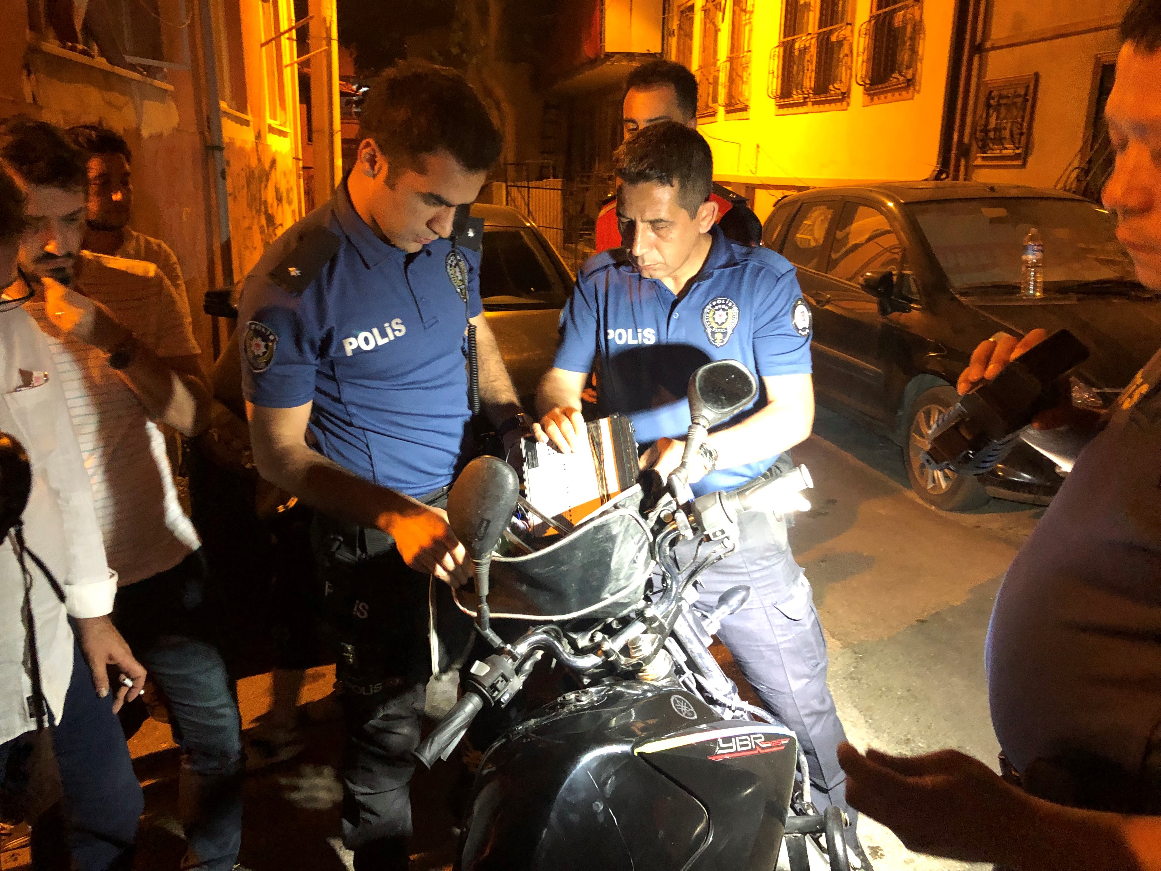 Silahlı saldırgan, tornavidayla polislere saldırdı