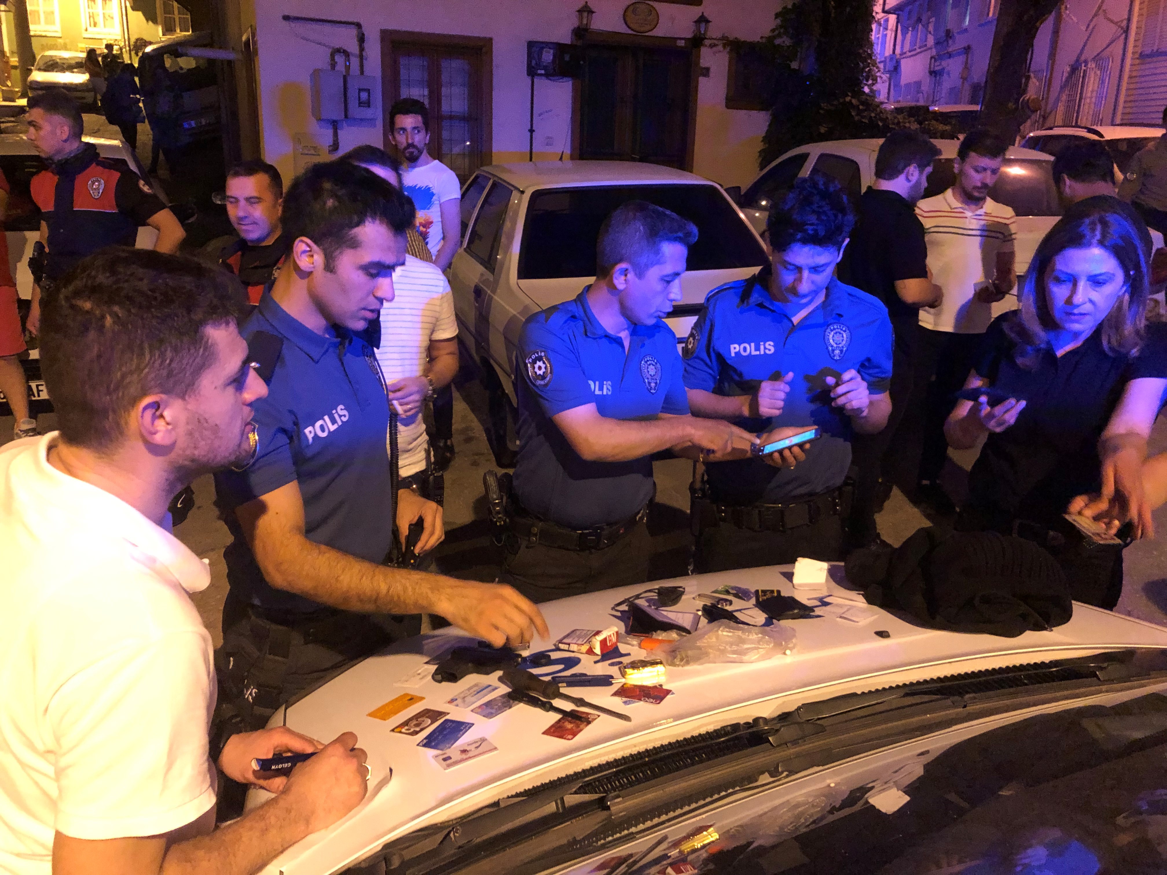 Silahlı saldırgan, tornavidayla polislere saldırdı