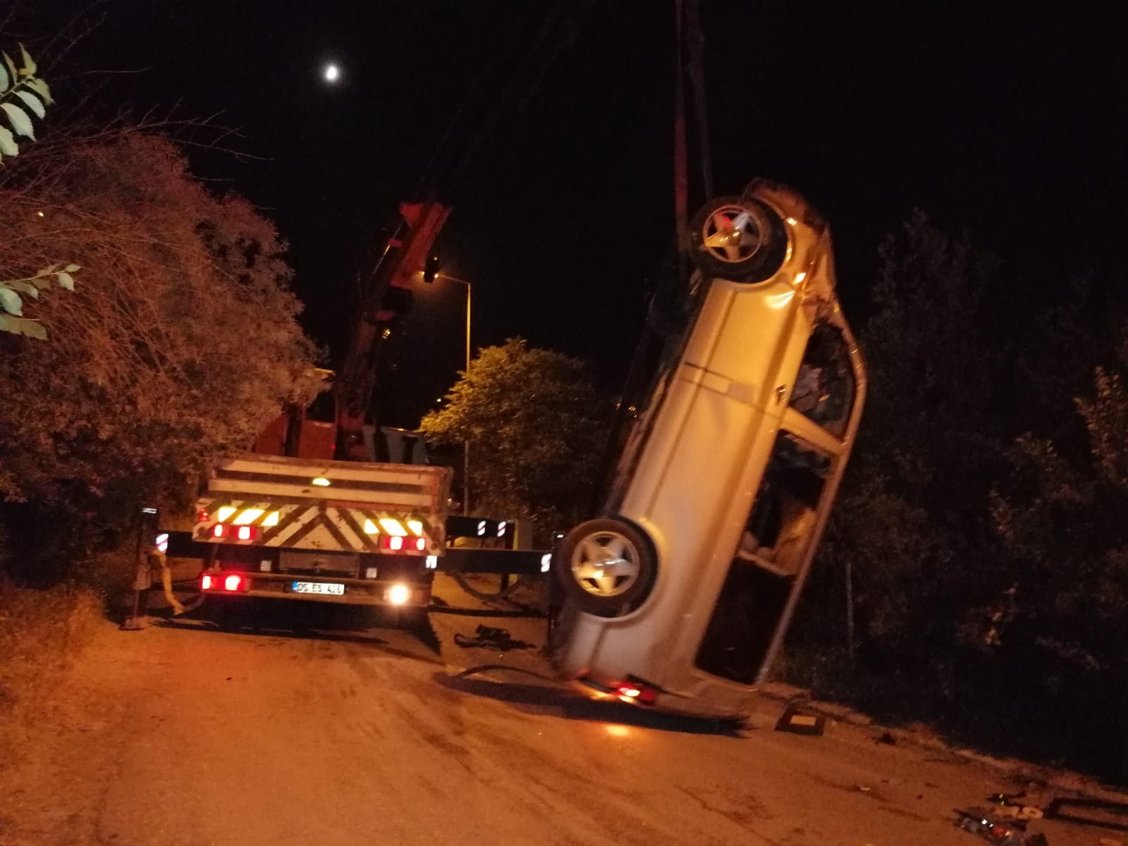 Düğünden dönen minibüs kaza yapı: 3 yaralı