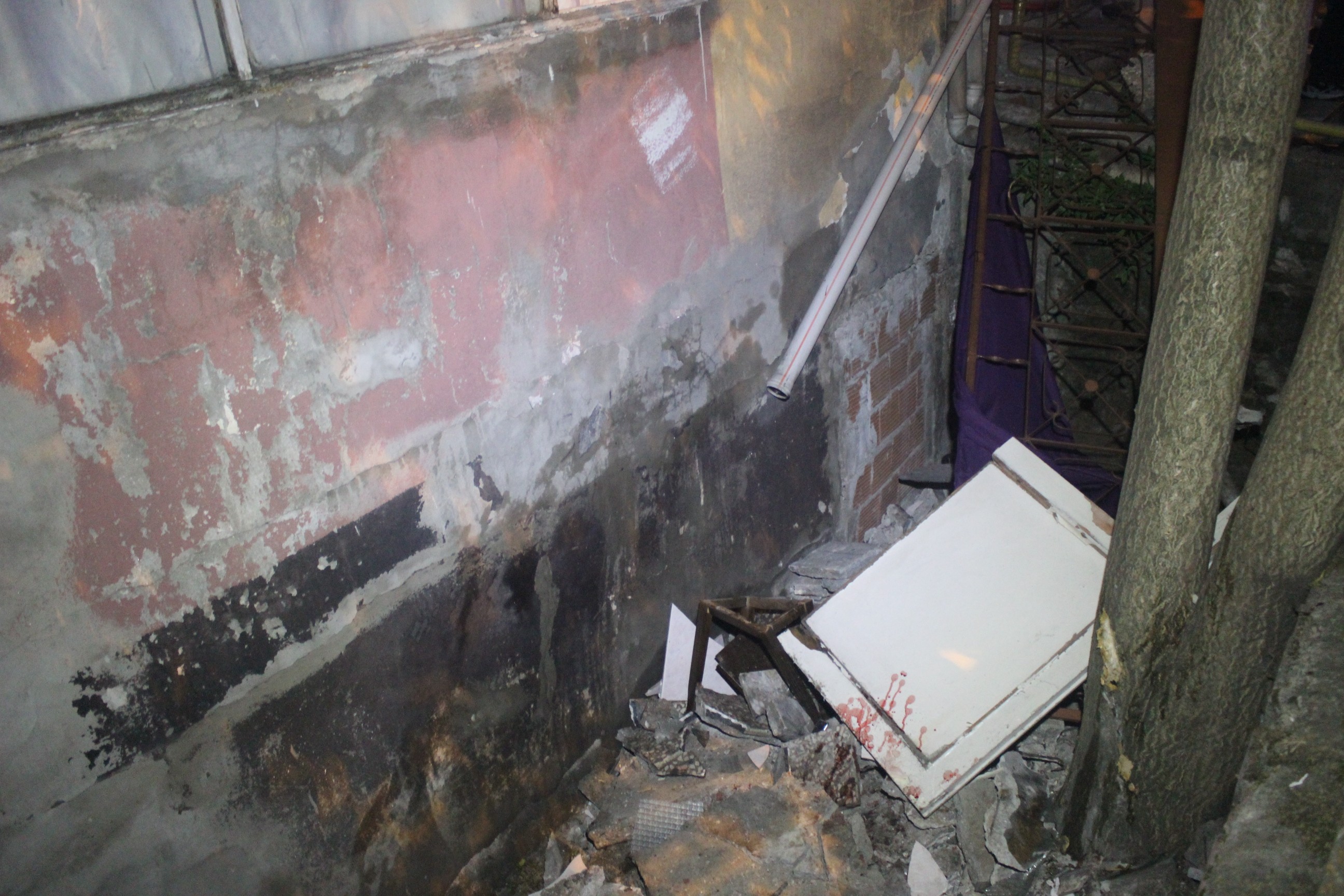 Beyoğlu’nda bir evin balkonu çöktü: 3’ü çocuk 5 yaralı