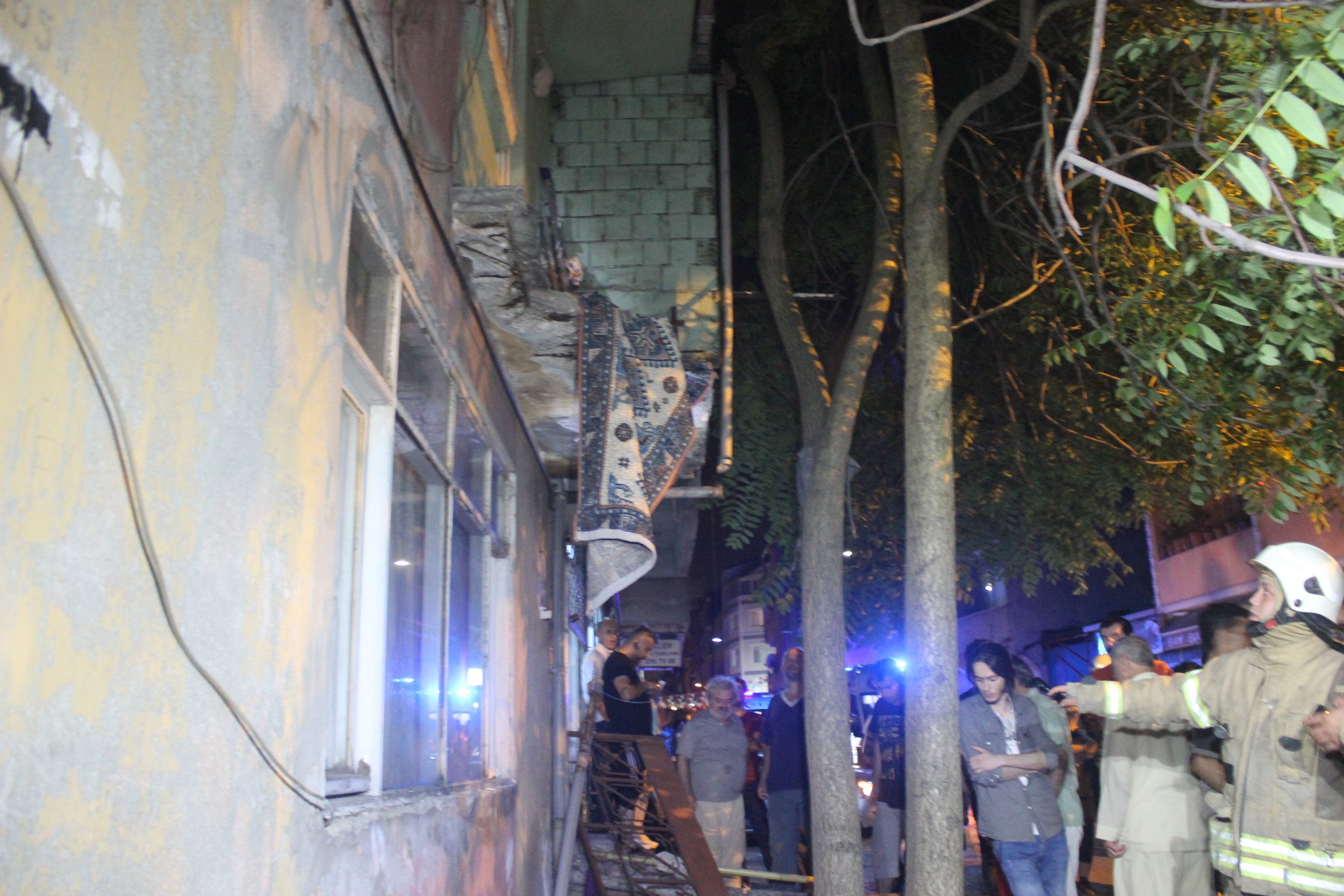 Beyoğlu’nda bir evin balkonu çöktü: 3’ü çocuk 5 yaralı