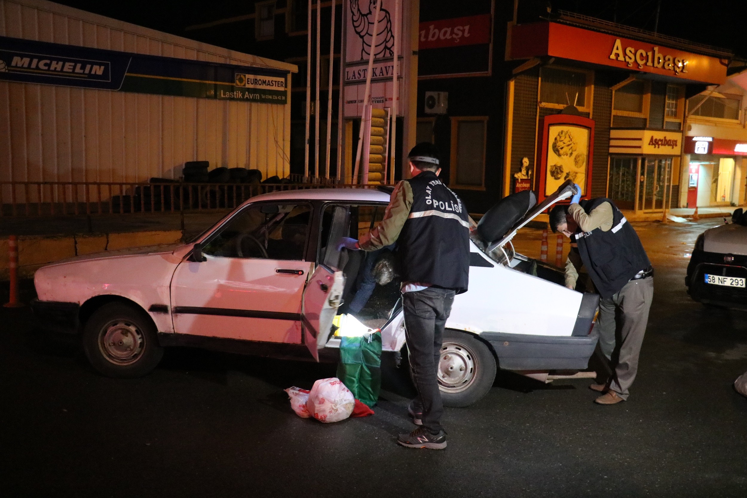 BBP Sivas İlçe Başkanının evini kurşunlayan şüphelilerin araçlarından cephane çıktı
