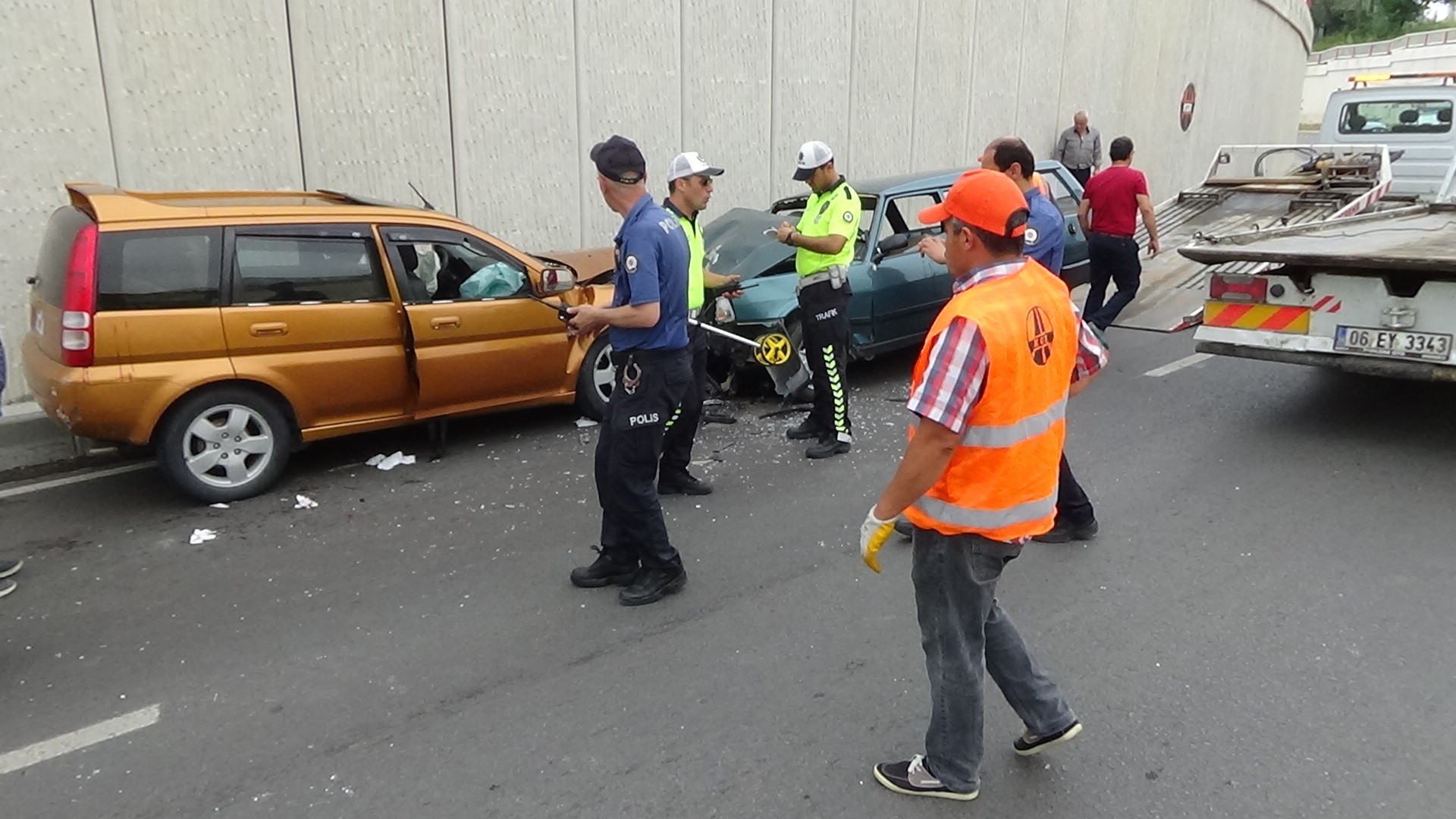 2 araç kafa kafaya çarpıştı: 6 yaralı