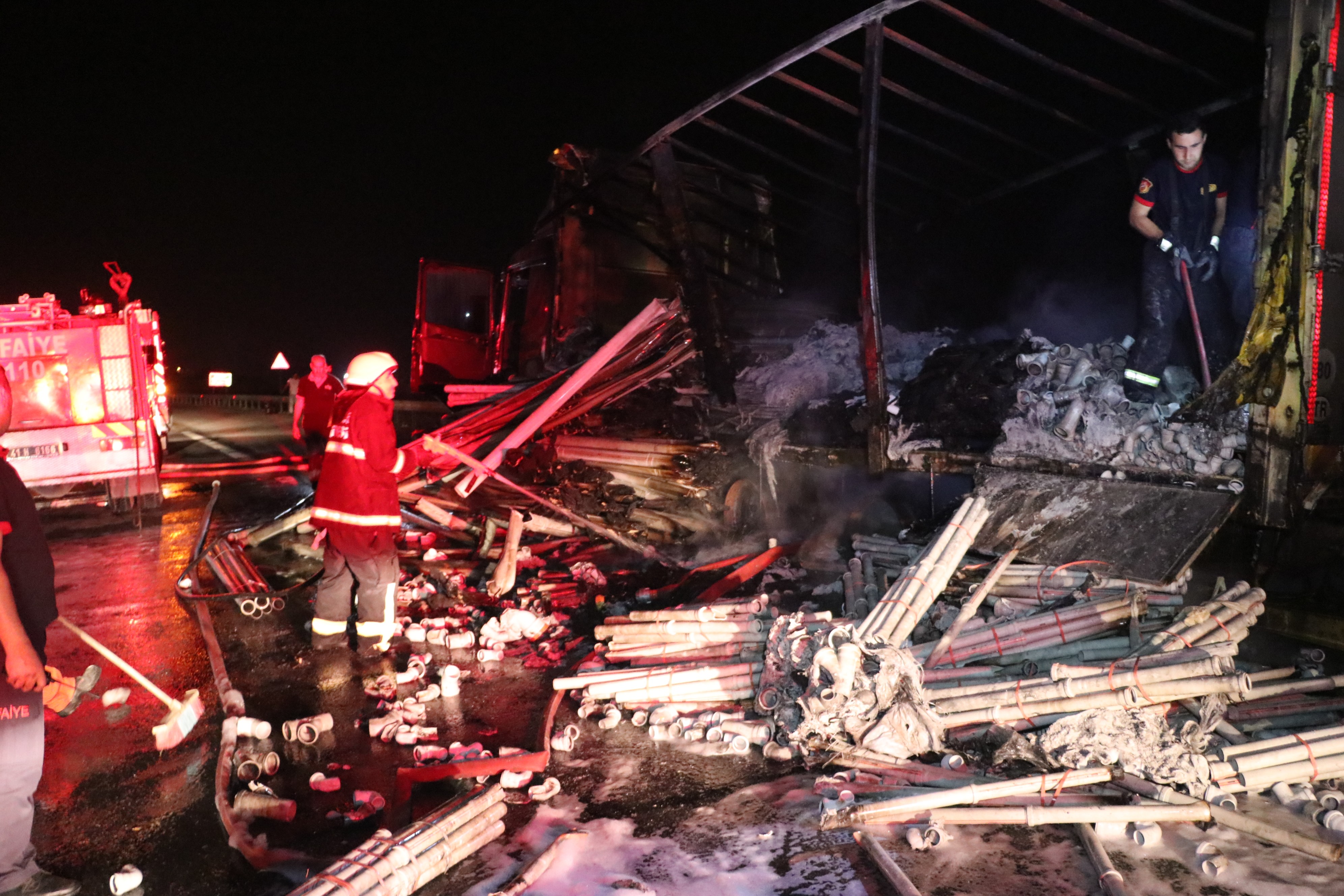 Kocaeli TEM’de plastik boru yüklü tır alev alev yandı